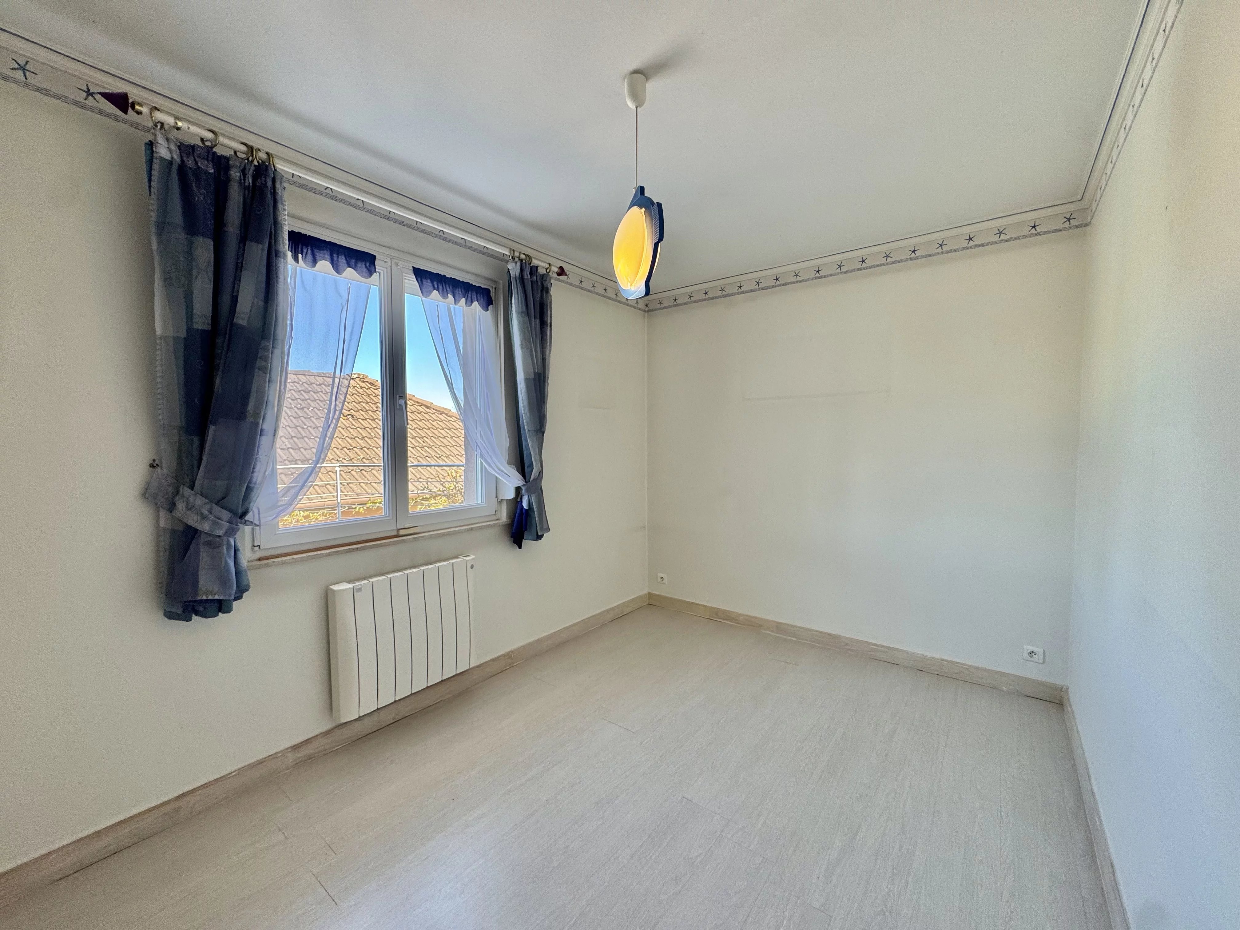 MONTREUX-JEUNE - Maison plain pied avec étang et piscine — photo 4