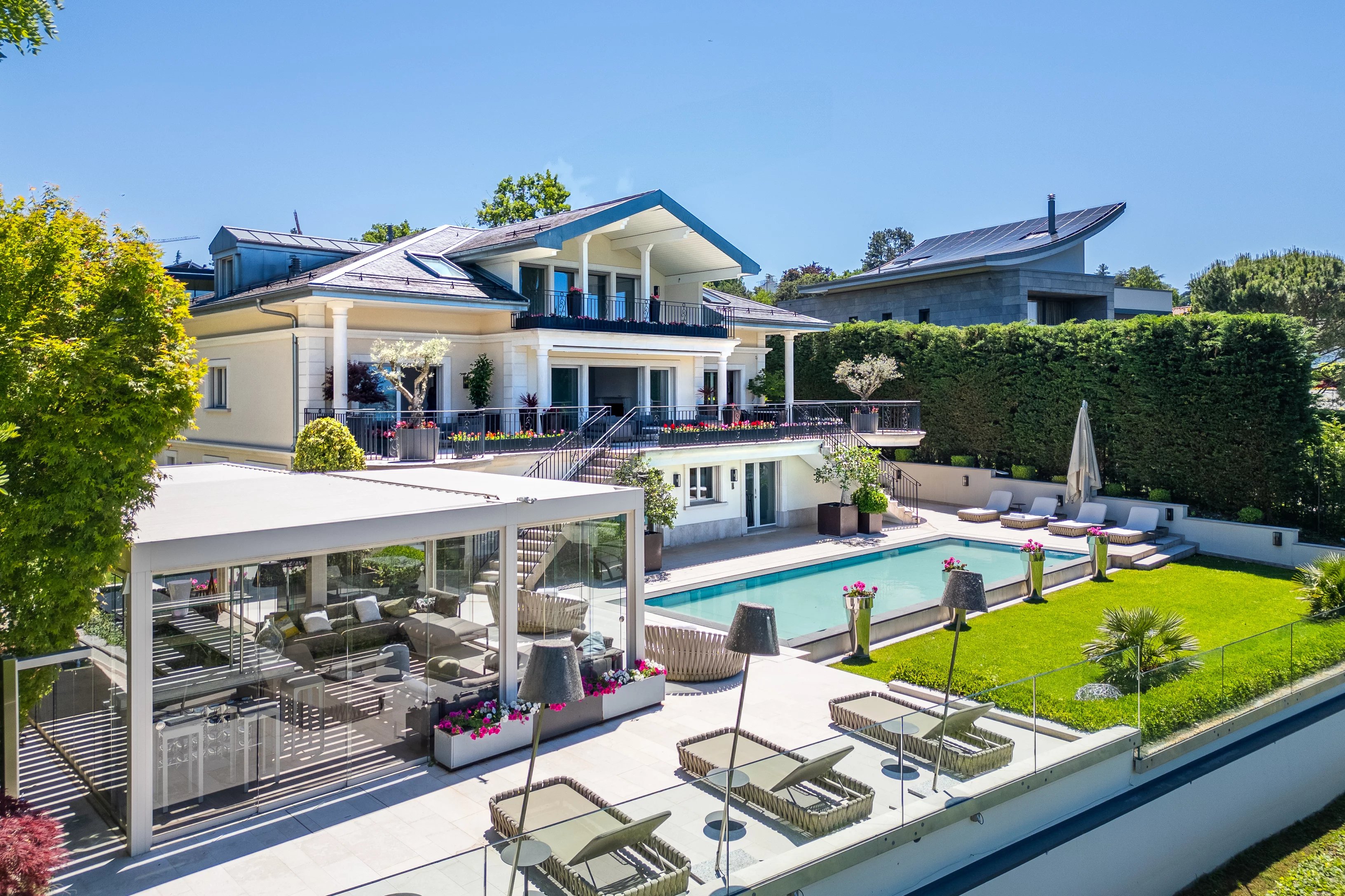 Villa contemporaine rénovée avec vue sur le lac