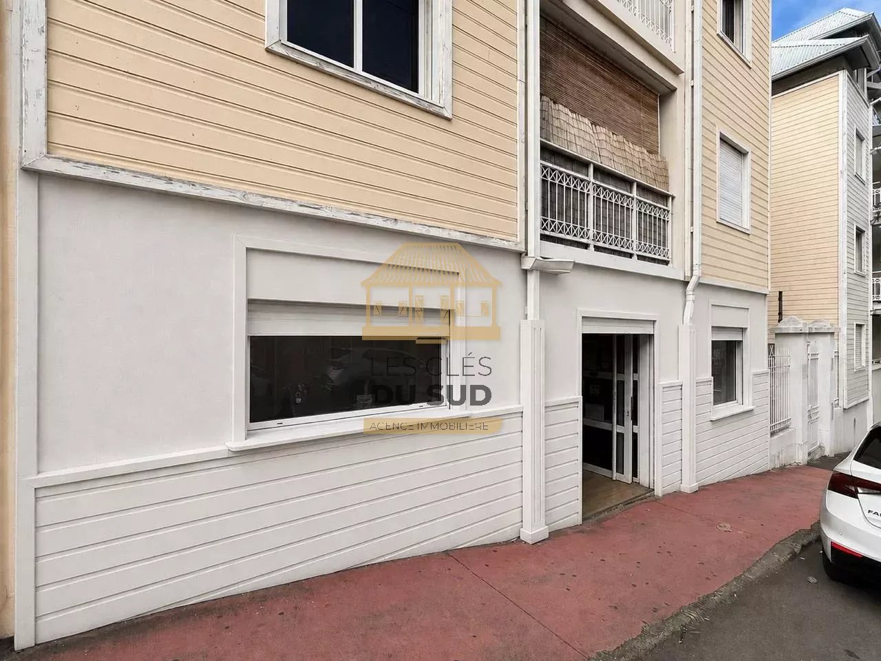 A VENDRE - CENTRE-VILLE DE SAINT-PIERRE LOCAL COMMERCIAL/ PROFESSIONNEL DE 79,24 M² ENVIRON - 335 000 €