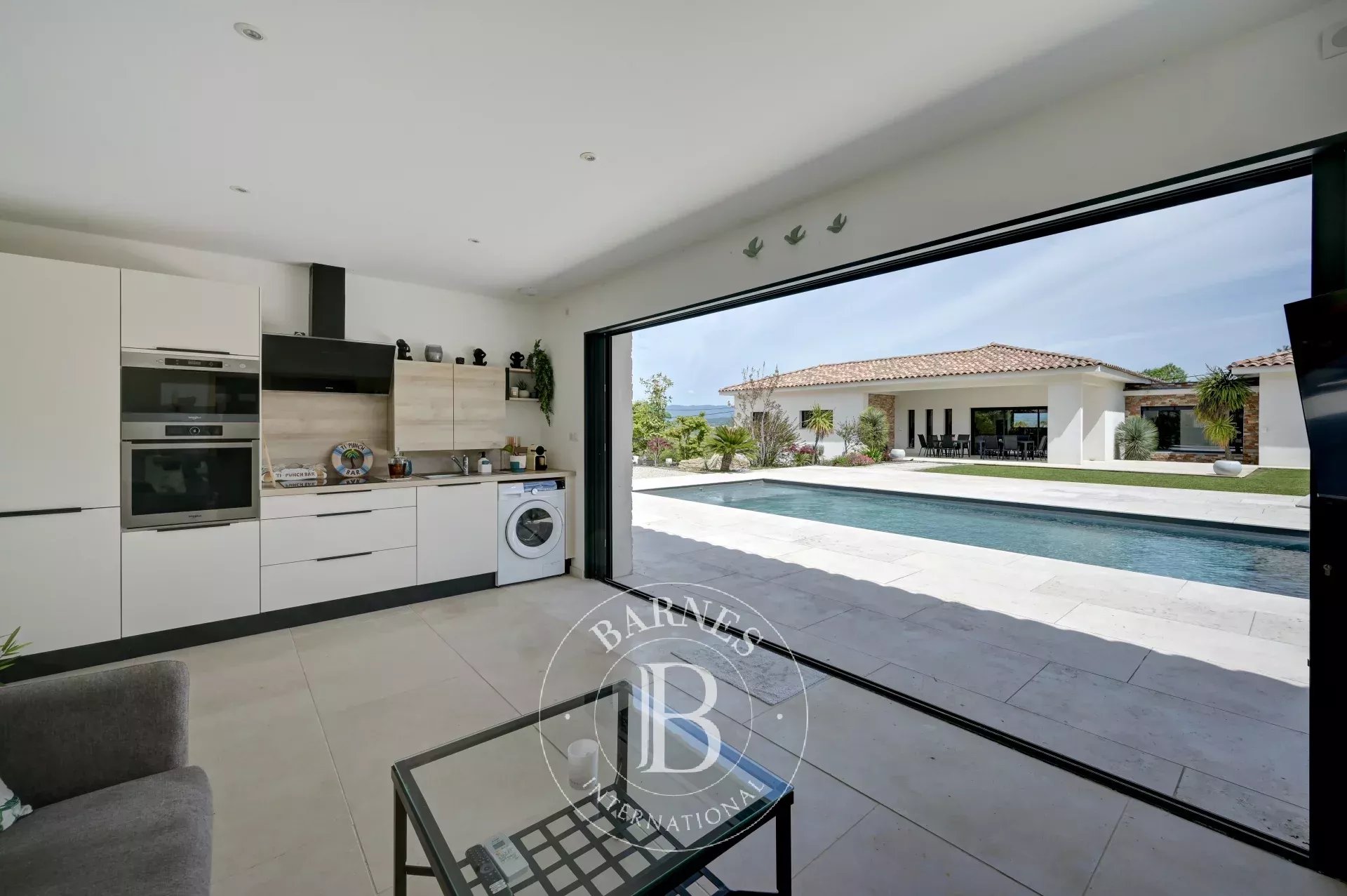 2NEAR AIX-EN-PROVENCE – CONTEMPORARY HOUSE 4,747 SQ FT – 7 BEDROOMS – HEATED SWIMMING POOL – LANDSCAPED GARDEN 0.99 ACRES – ABSOLUTE TRANQUILLITY - picture 17