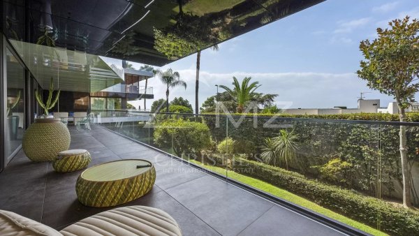 Contemporary Apartment in a Recent Residence in Californie — photo 1