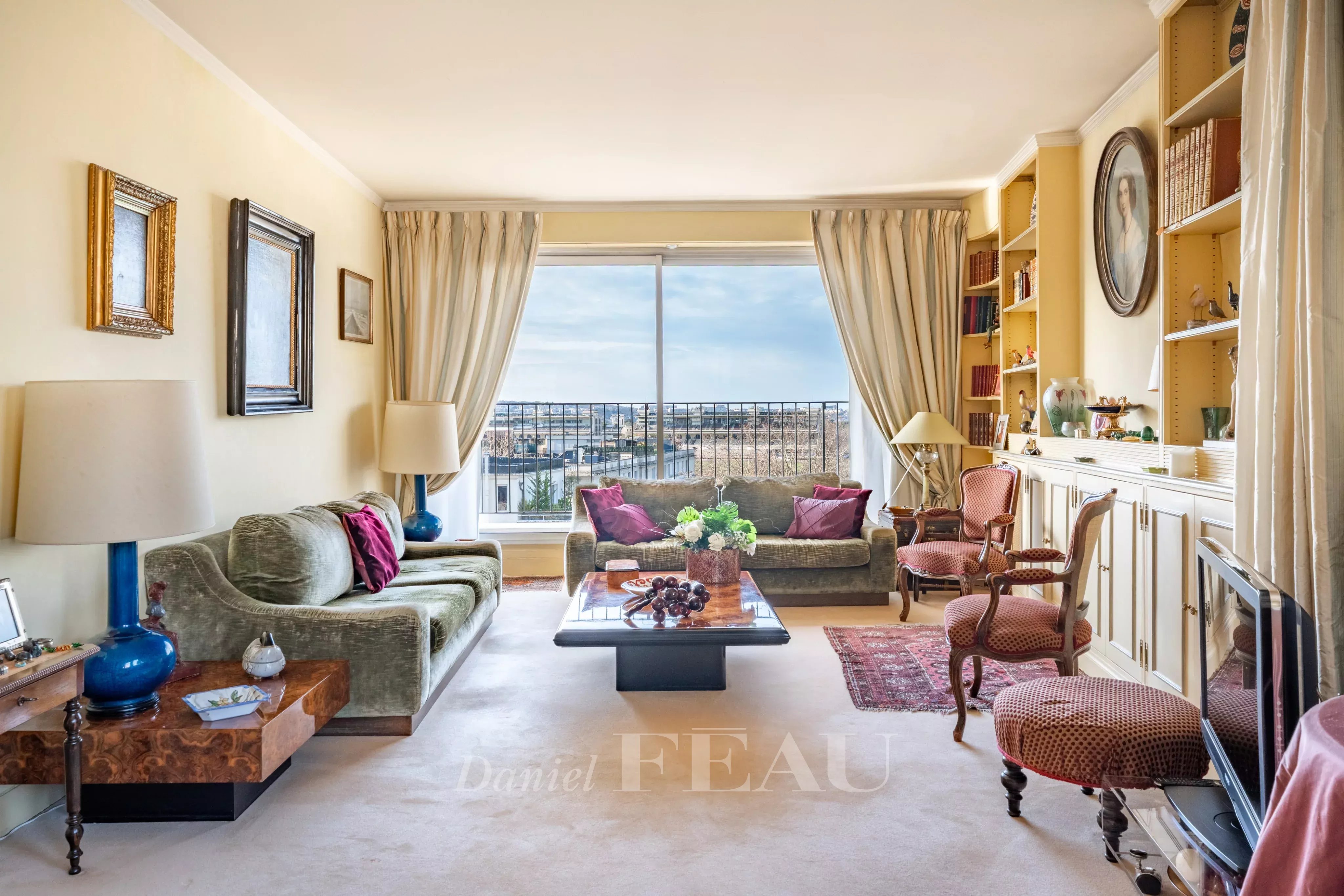 Paris 16th District – A 3-bed apartment bathed in sunshine