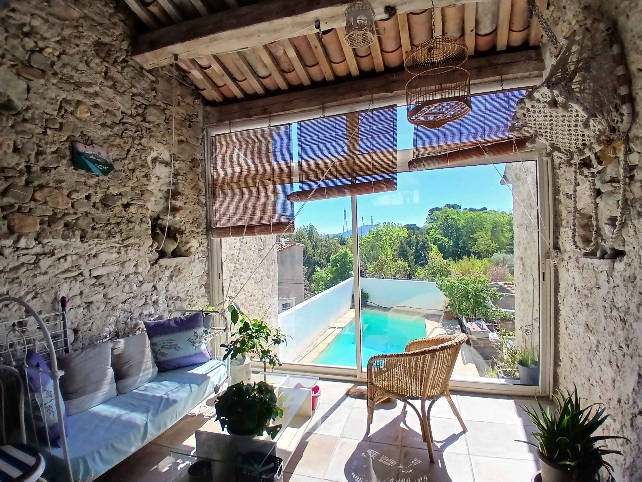 La Redorte - grande maison de village, restaurée avec goût, avec terrasses et piscine