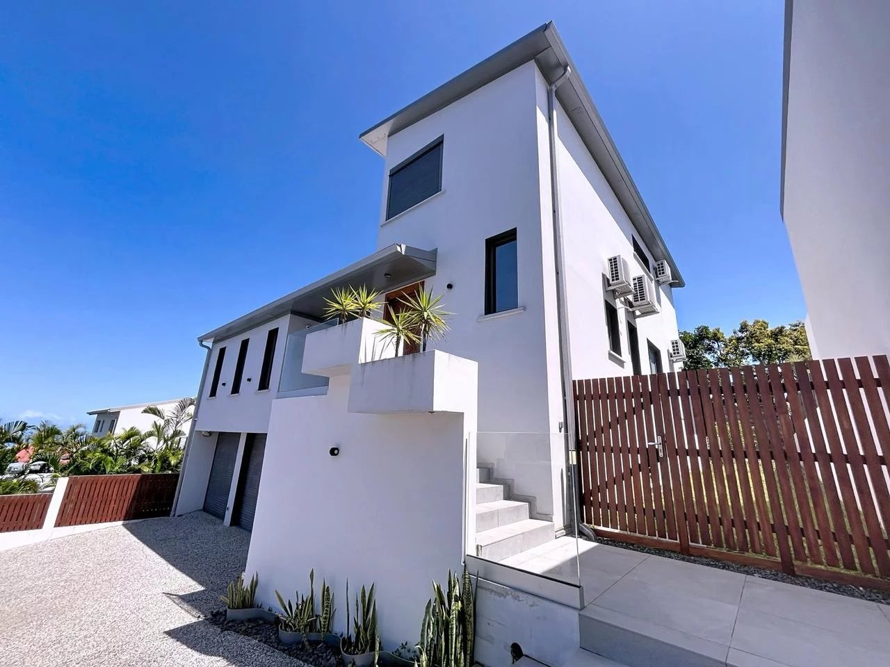 VILLA DE STANDING RECENTE PROCHE SAINT-PIERRE