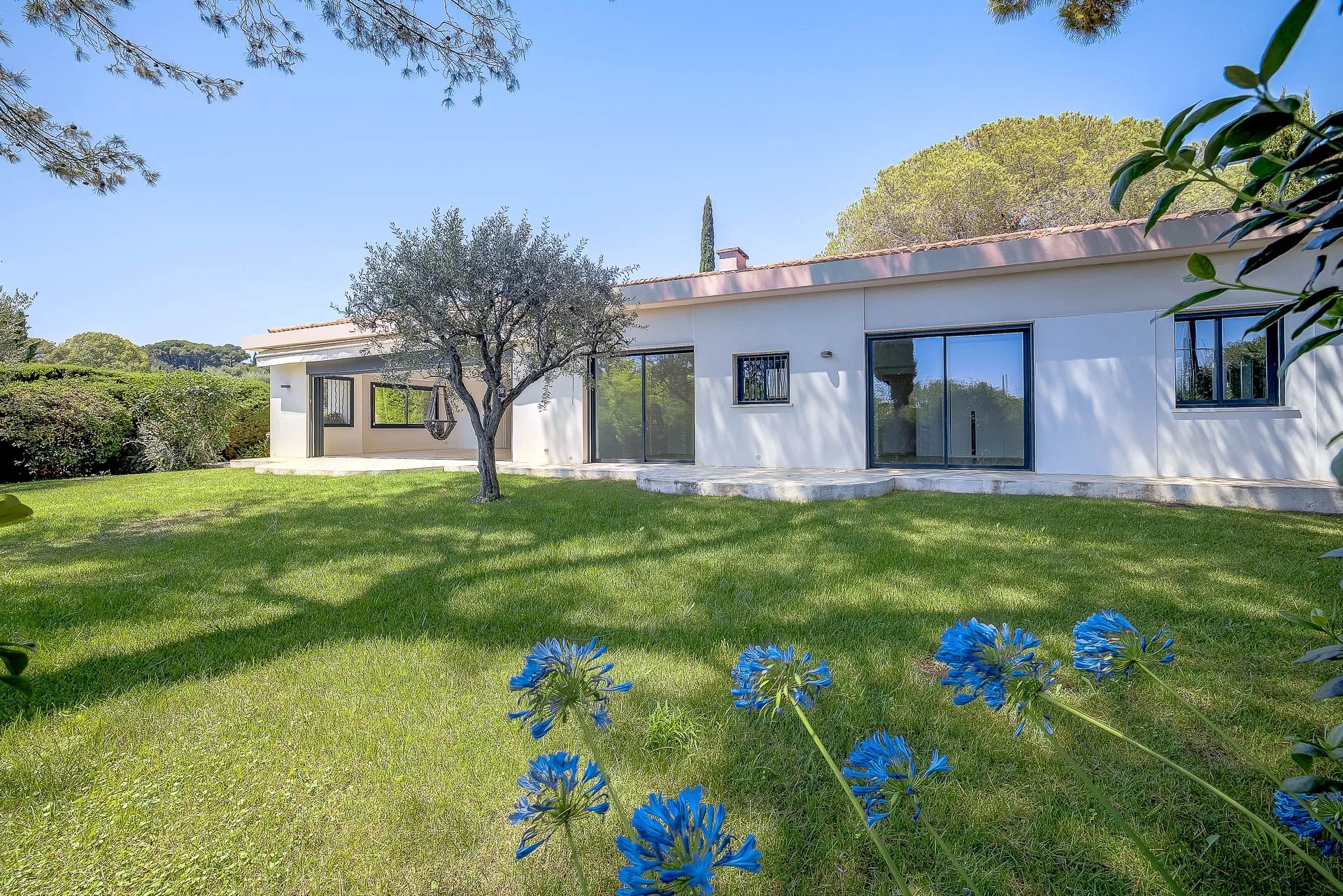 Mougins - Belle villa moderne de plain pied