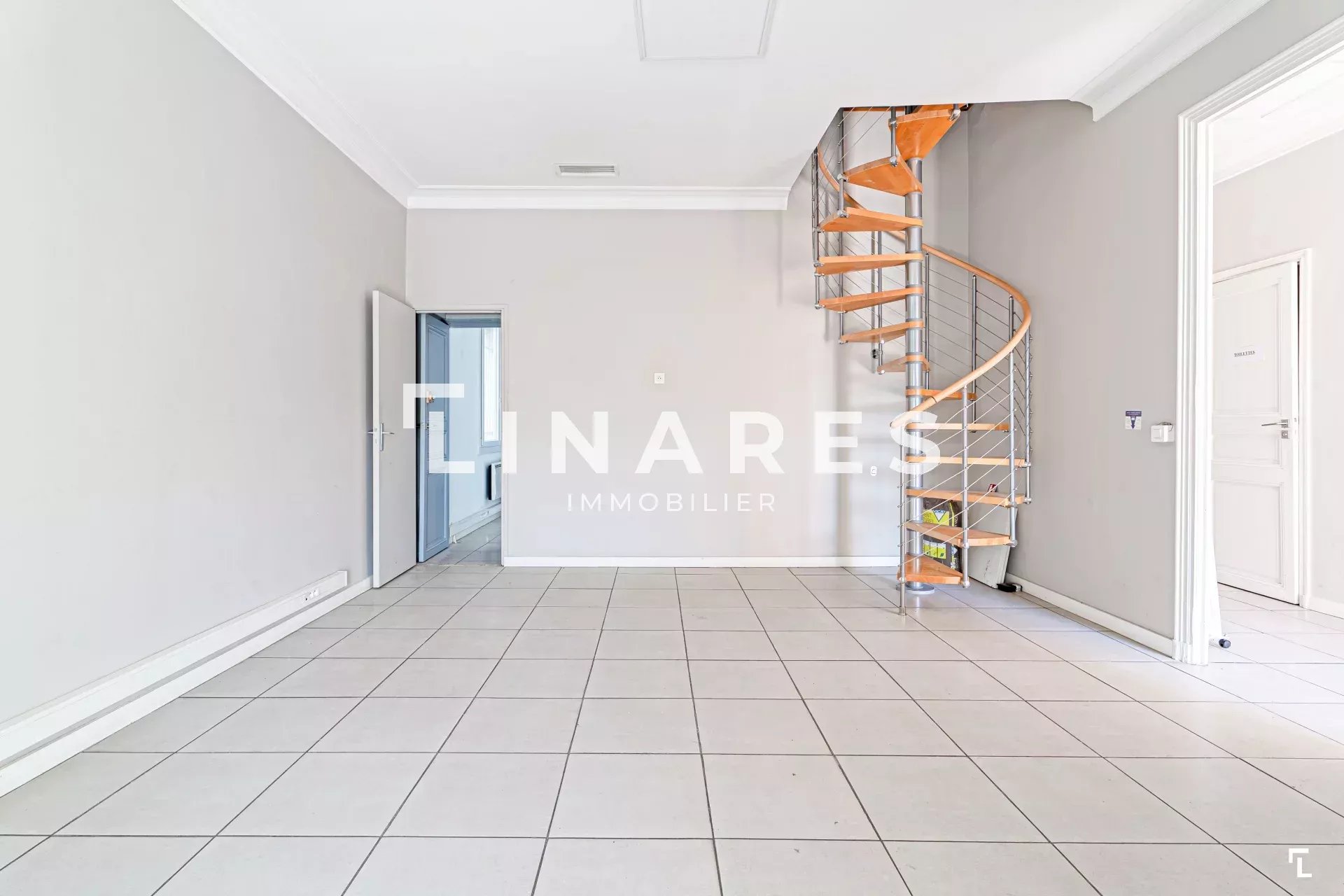 LE VALENTINOIS - Local de 149m2 dont Mezzanine de 20m2 + Terrasse de 24m2 + Parking - 13011