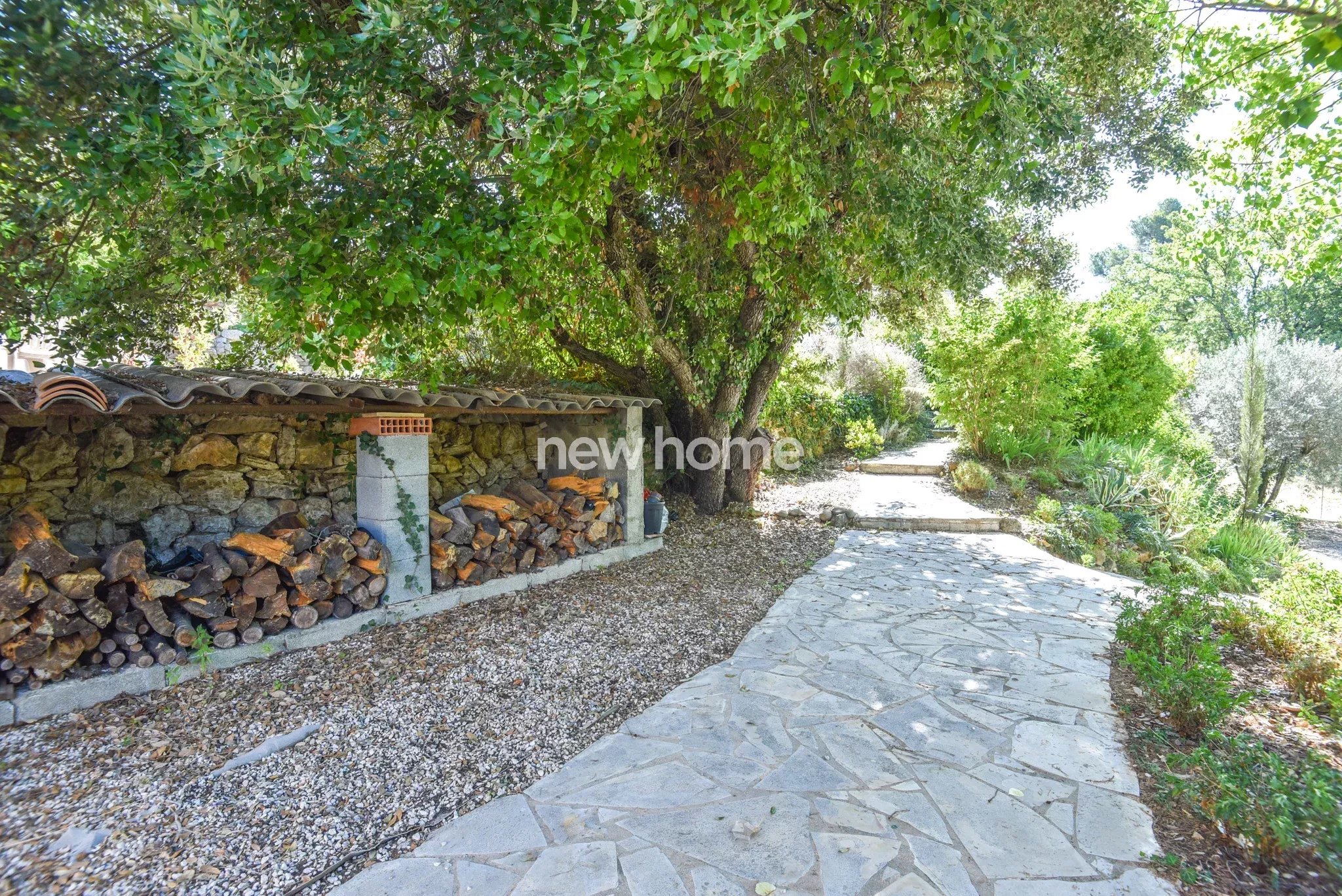 Maison 4 chambres au clame sur un beau terrain arboré