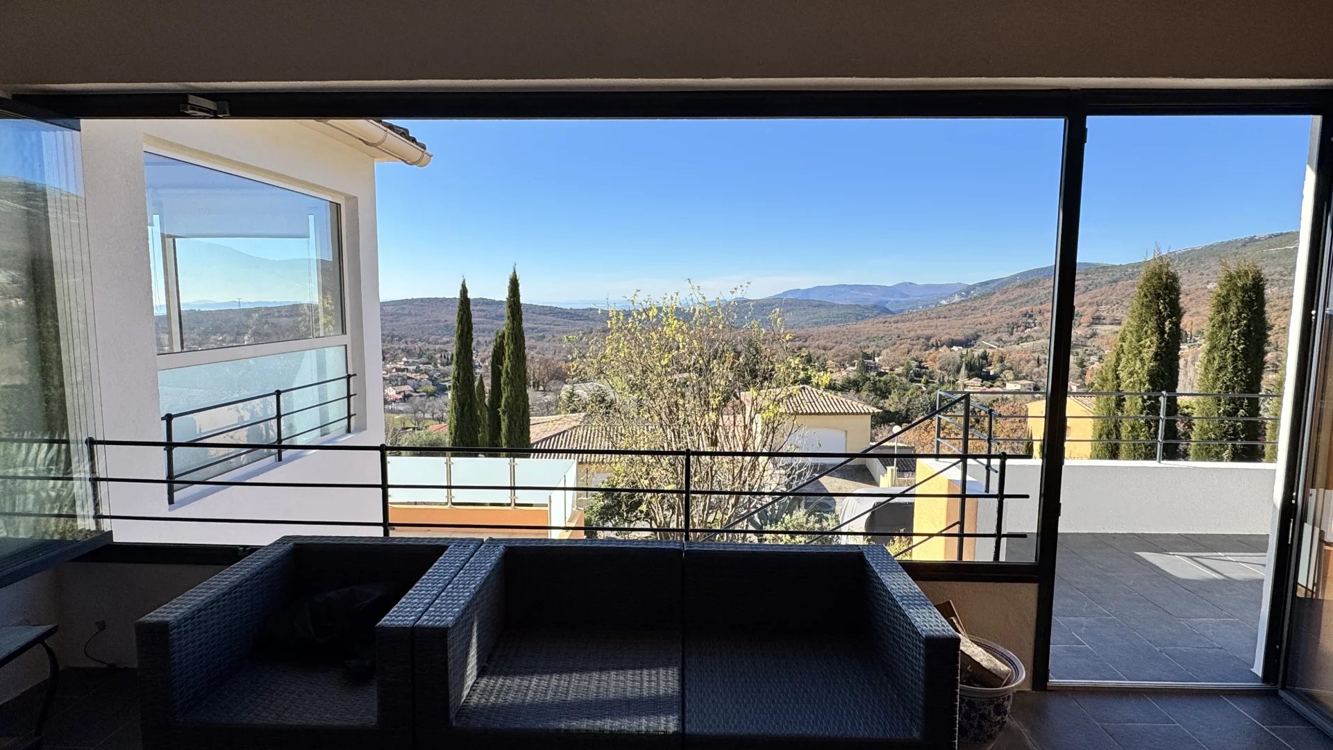 Elegant contemporary villa in a dominant position – Sea view on the horizon