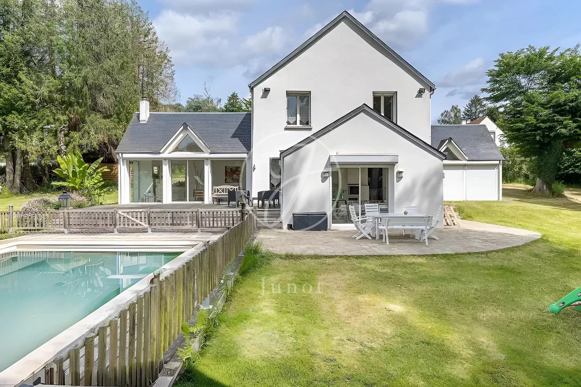 Orgeval - Maison à vendre - 6 chambres - 275m² - Terrain d'environ 7 541m² avec piscine.