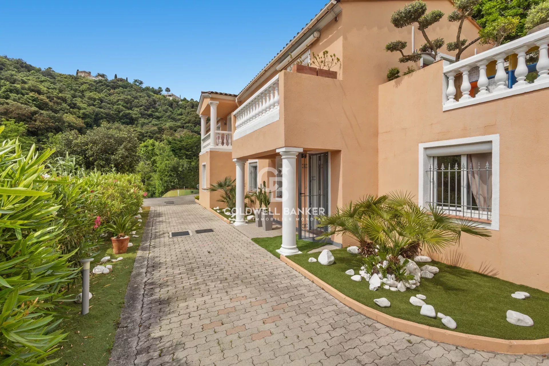 VILLA EN DOMAINE AVEC APERÇU MER
