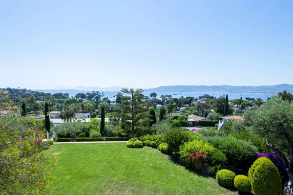 Luxury Villa Antibes: Rare Sea View Family Estate in Cap d'Antibes — photo 2