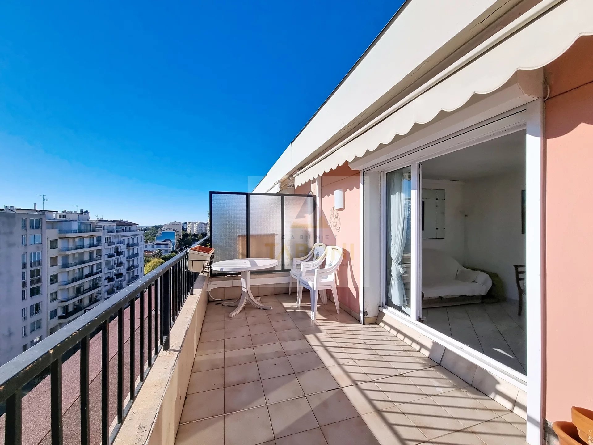 2P DERNIER ETAGE - TERRASSE / CALIFORNIE