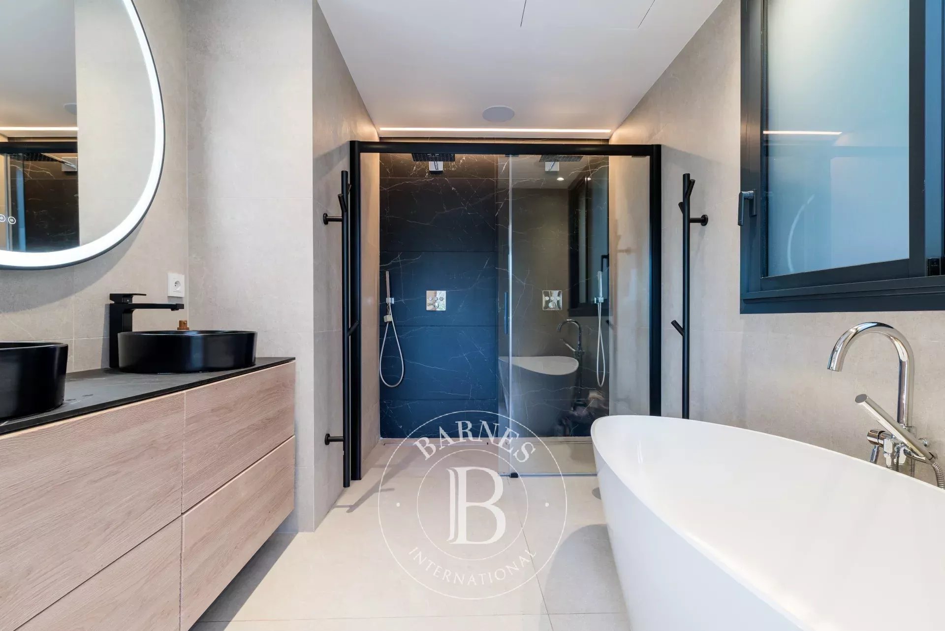 Stunning Contemporary Home – 5 Bedrooms – Smart Home – Pool – Independent Studio - picture 15