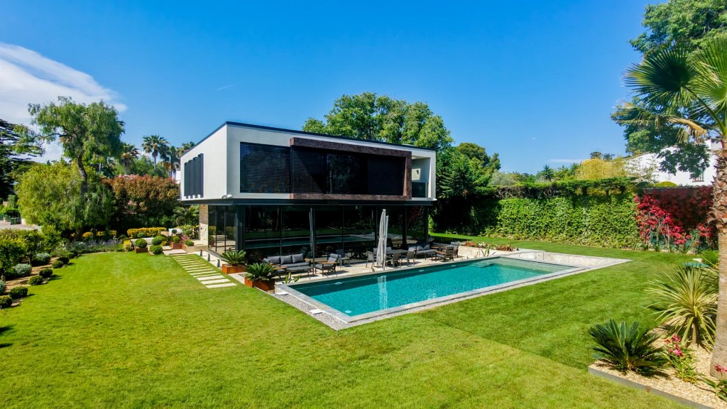 Villa for sale in Antibes — New modern villa on the West side of a prestigious residential estate