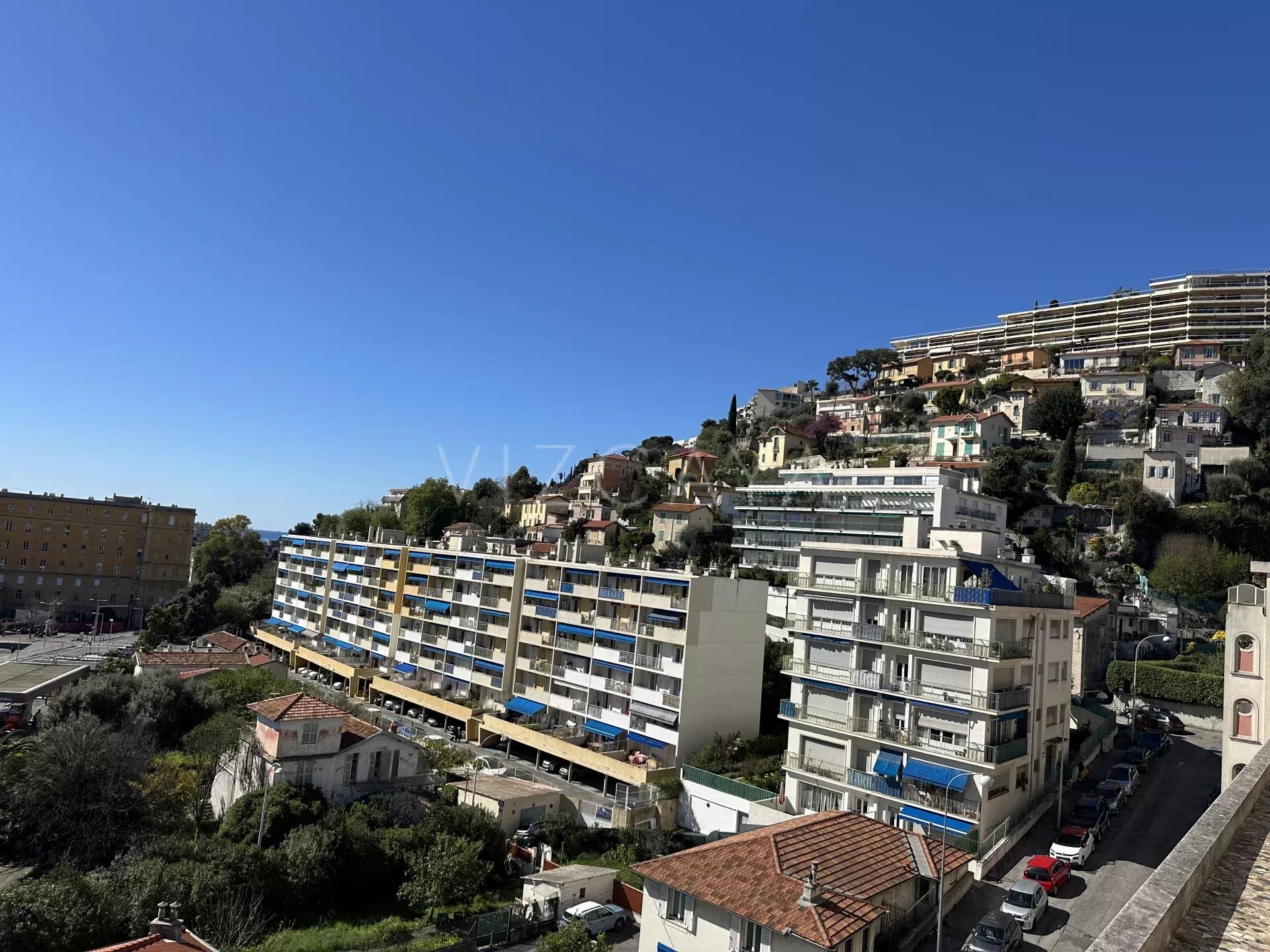Bas du Parc Impérial / Piol – Dernier étage , 4 pièces rénové avec terrasses et vue mer