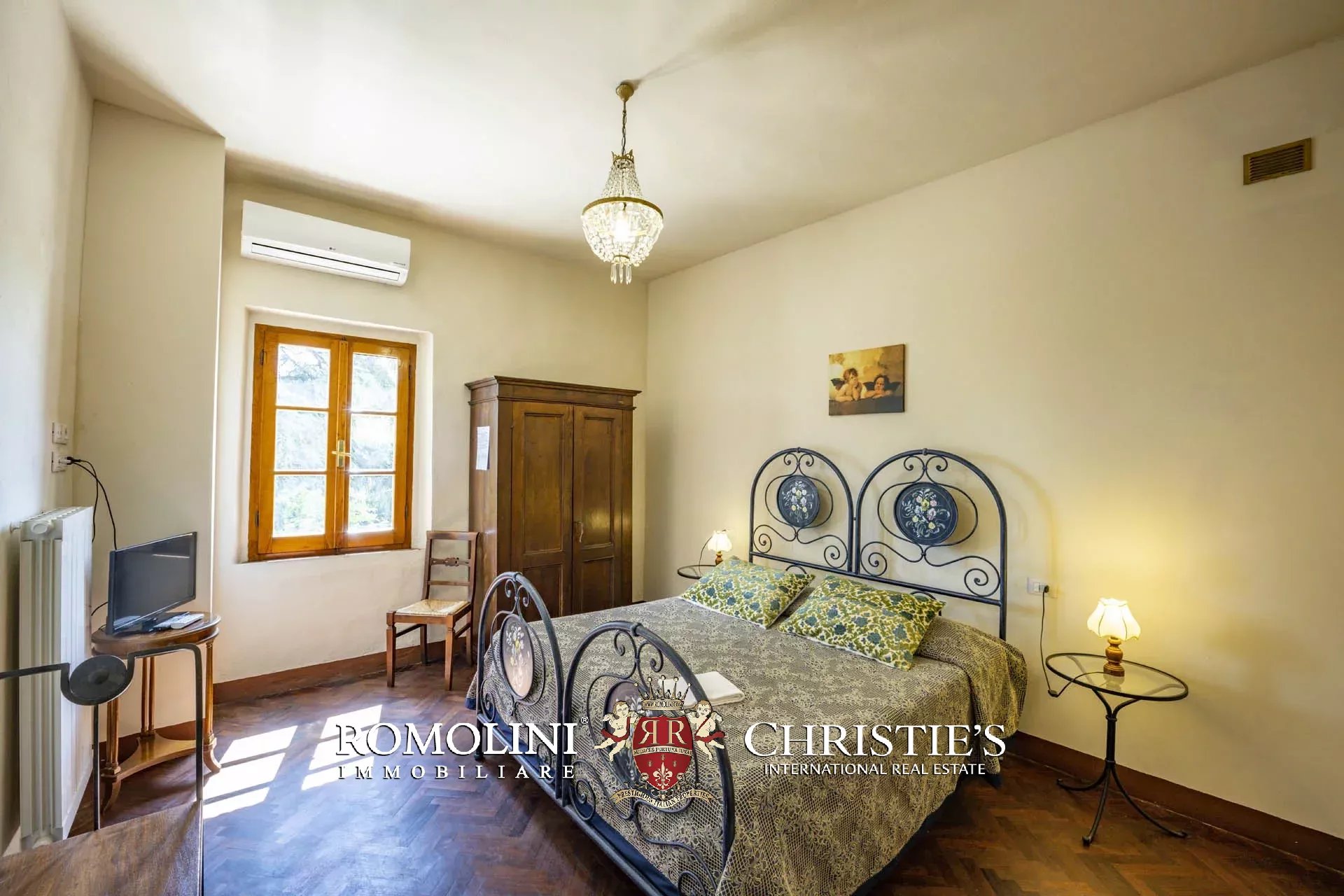 34 Bedroom Vineyard's Image 82
