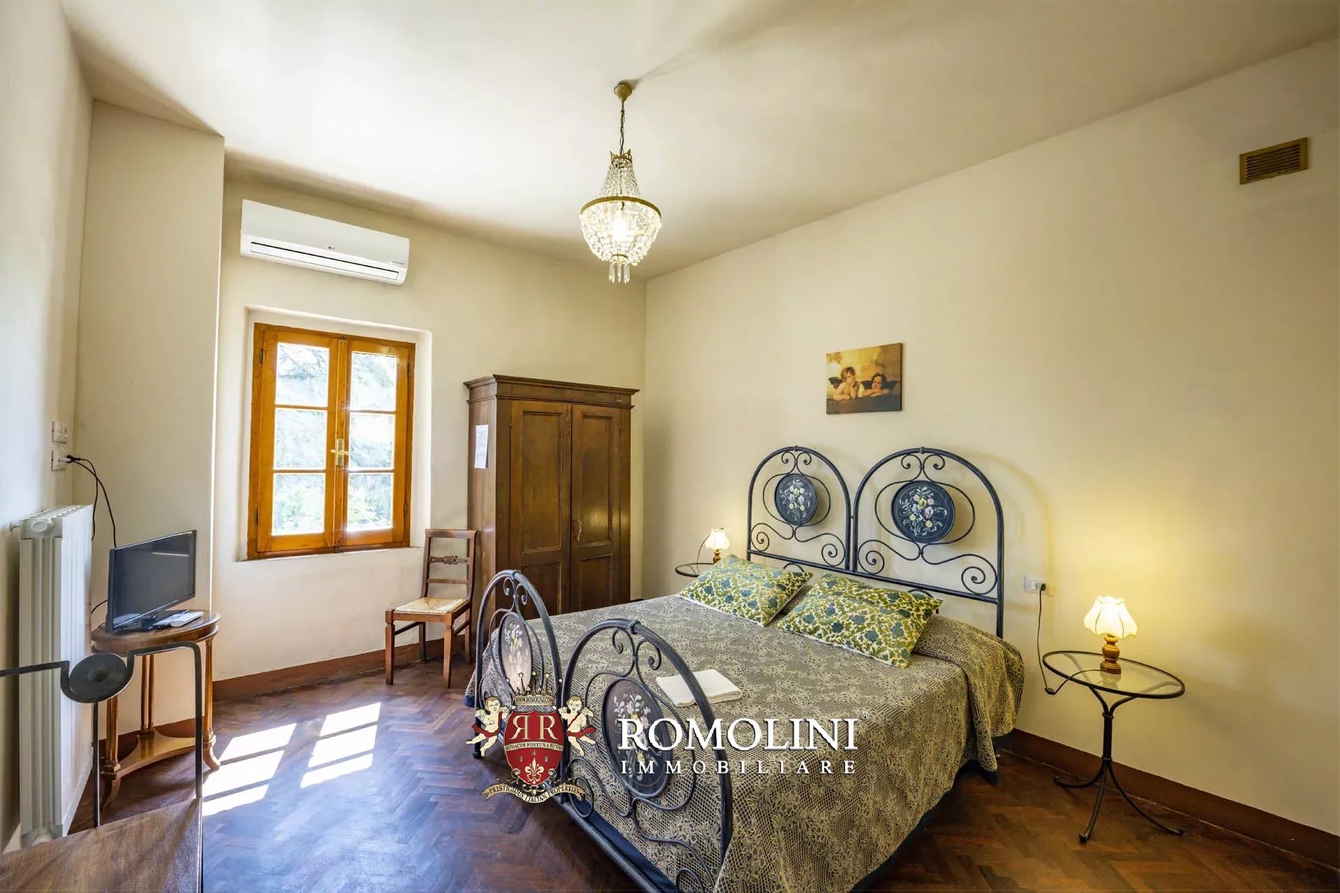34 Bedroom Vineyard's Image 82