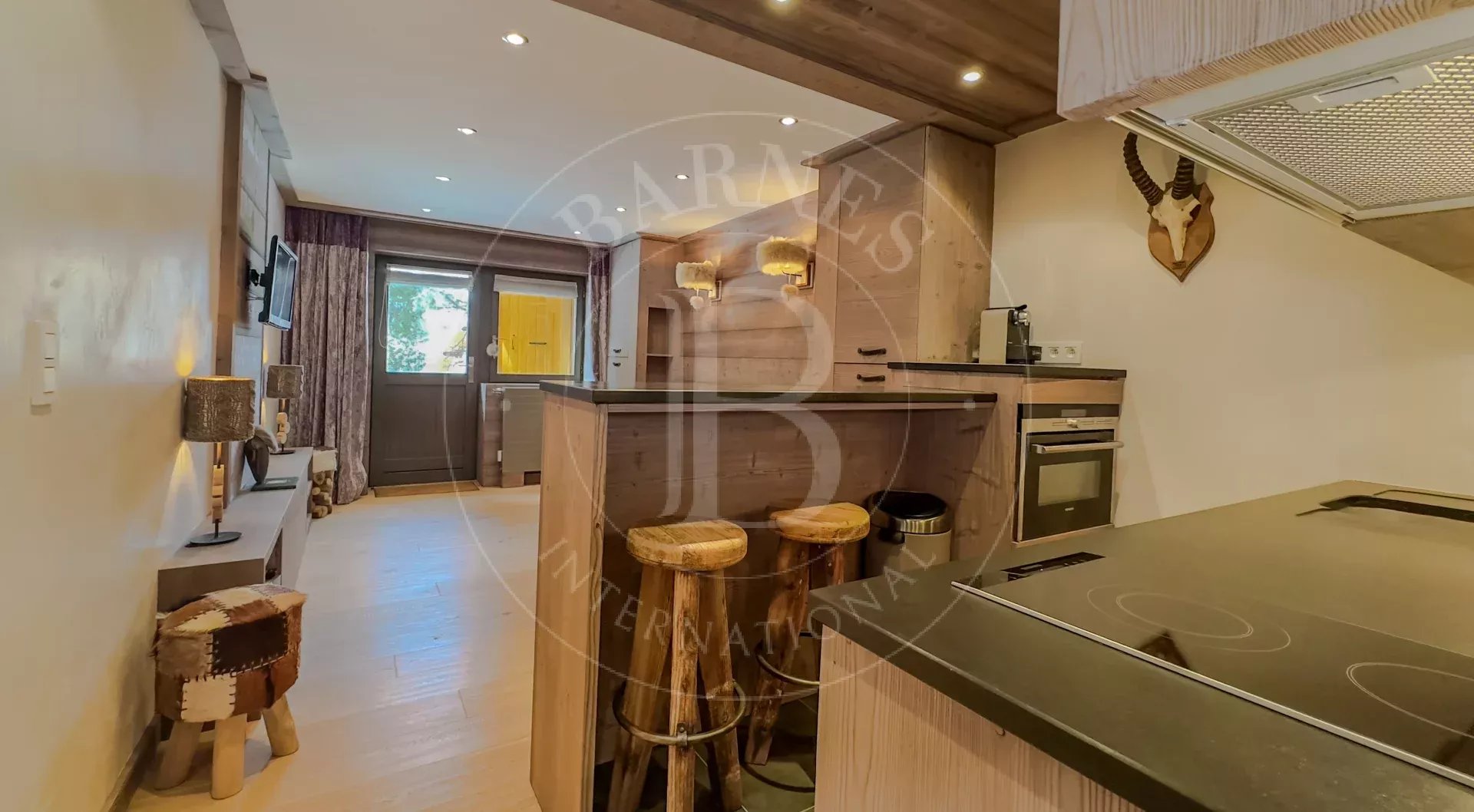 MÉRIBEL – PLATEAU – STUDIO RÉNOVÉ AVEC TERRASSE – SKI AUX PIEDS