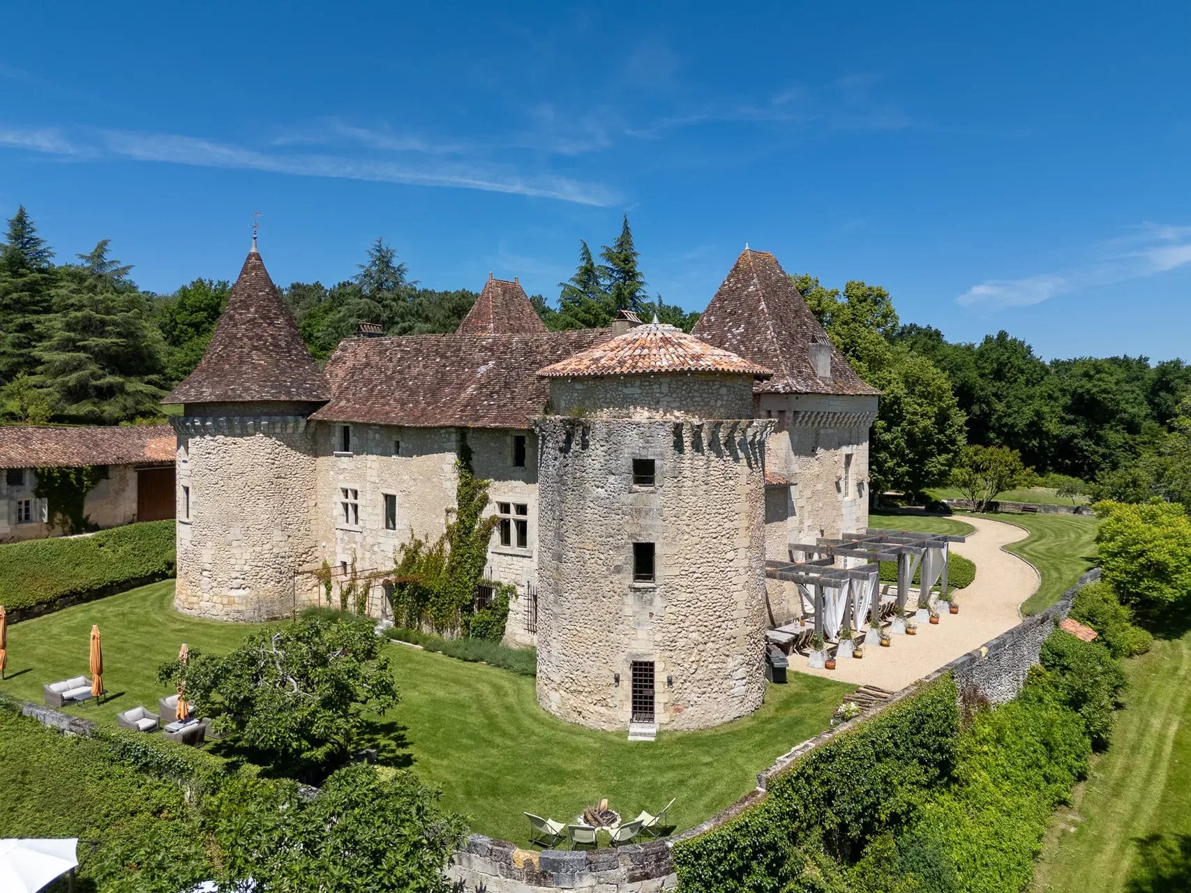 SCHLOSS MIT POOL UND TENNISPLATZ IN BORDEAUX ZU VERKAUFEN