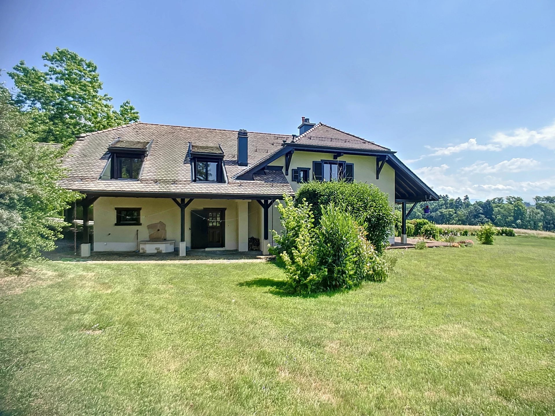Maison vaudoise avec magnifique jardin