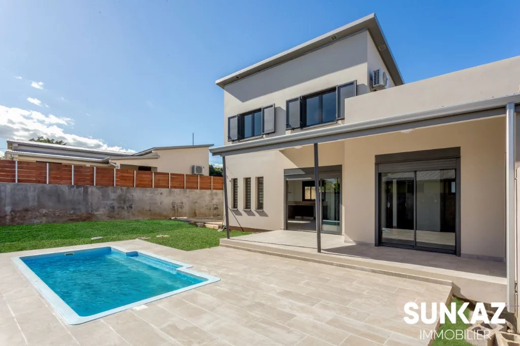 A louer - St-Pierre- Maison F4  avec piscine - Loyer 1 641  CC - défisc. intermédiaire