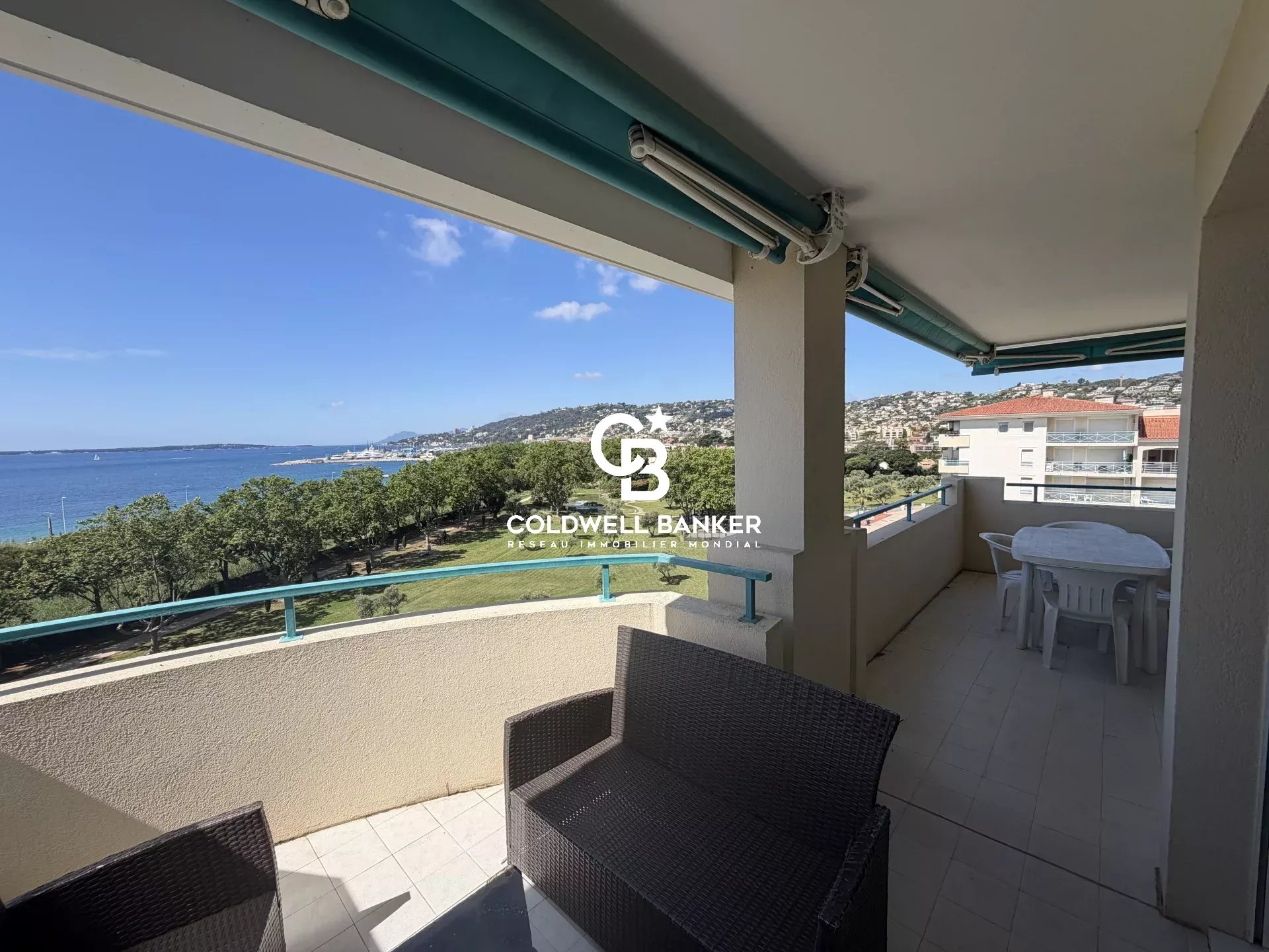 Antibes – Superbe 2 pièces front de mer avec vue panoramique