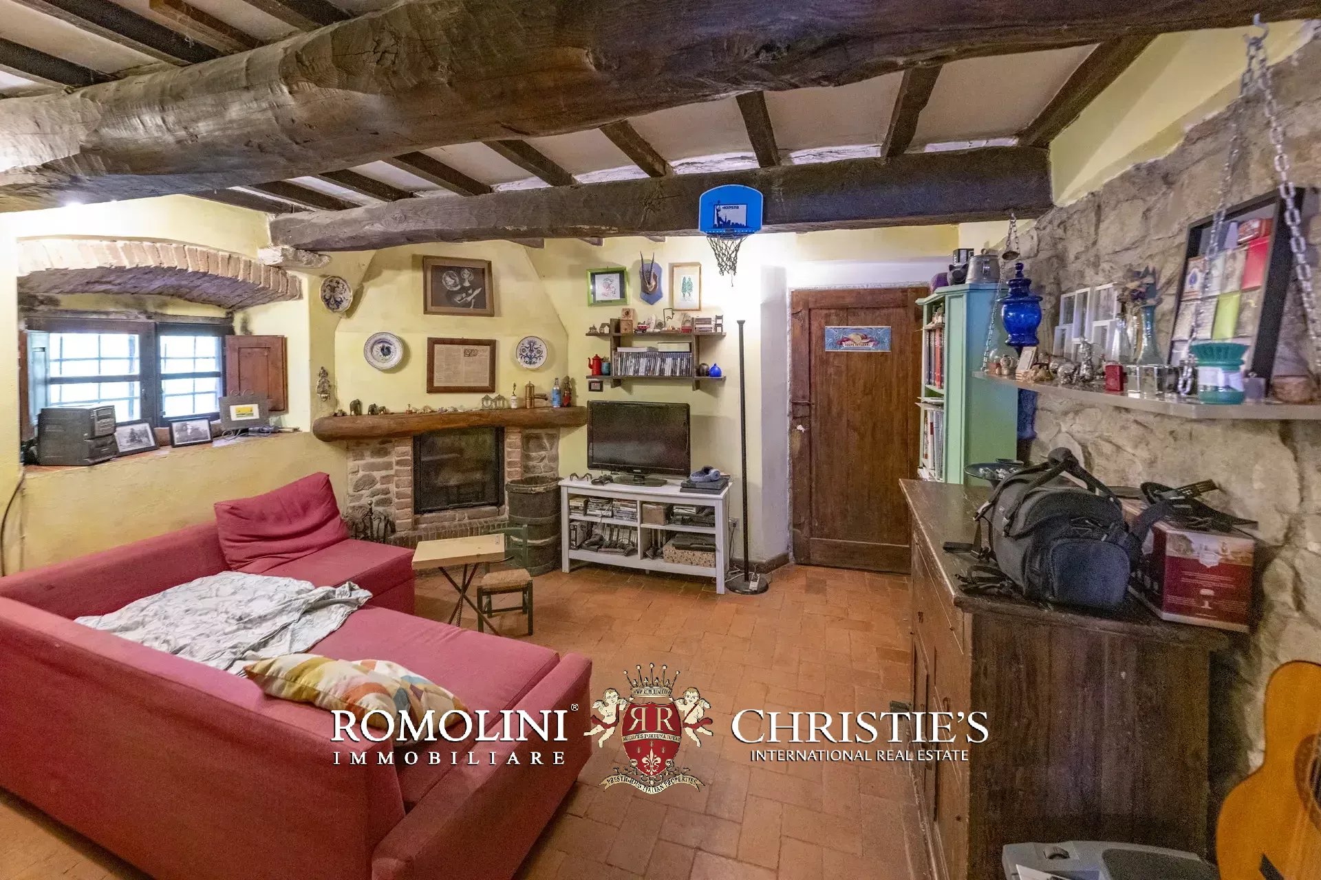 101-HA ESTATE WITH NATURAL SPRINGS FOR SALE BETWEEN AREZZO AND FLORENCE