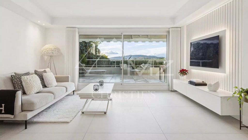 Apartment for sale in Cannes — Superb contemporary 3-room apartment near the city center