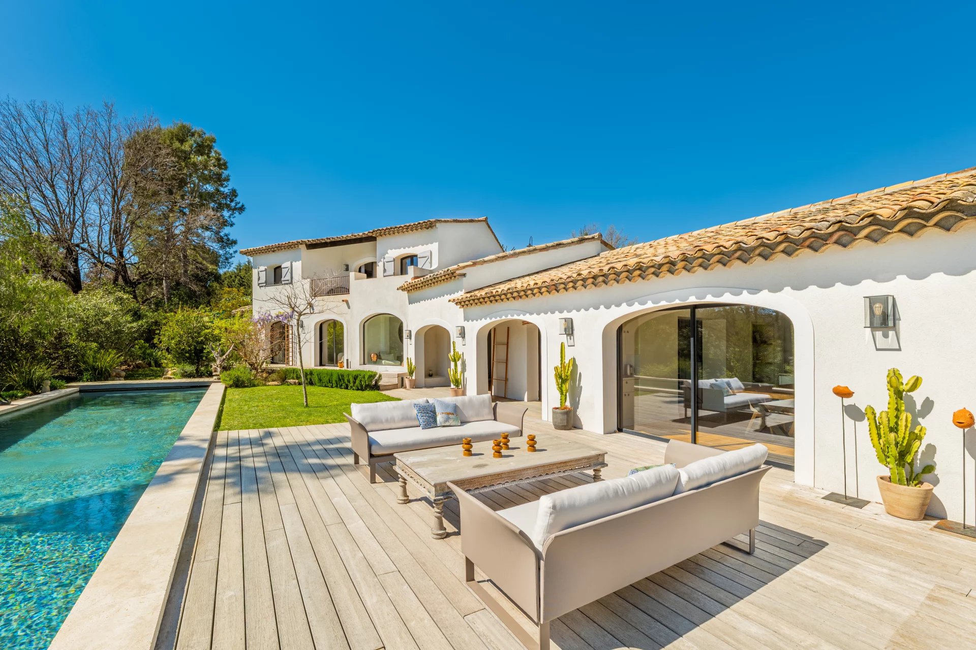Superb modern villa with panoramic views and sea view