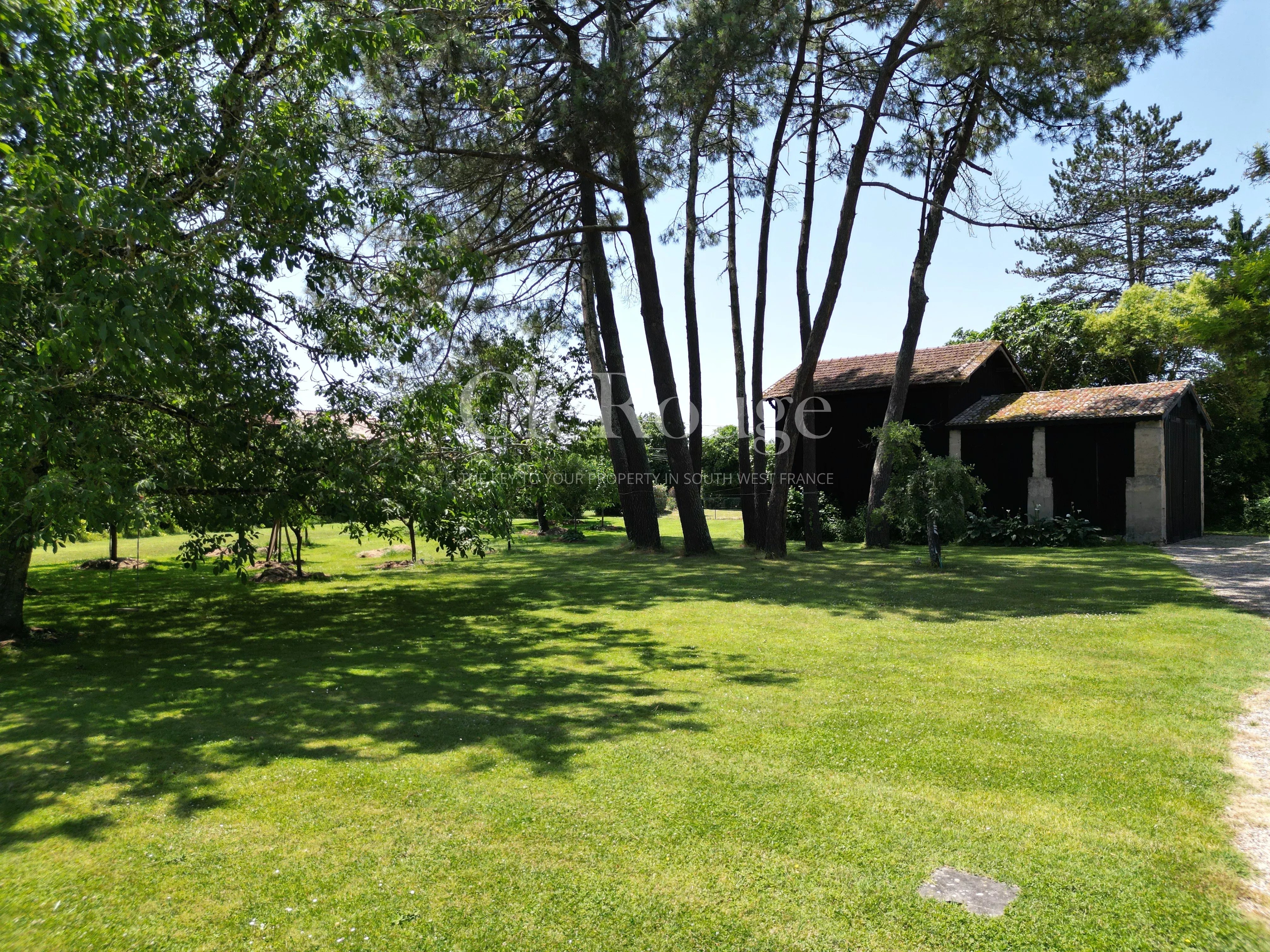 Beautiful property consisting of three houses, barns and swimming pool, just 50 minutes from Bordeaux