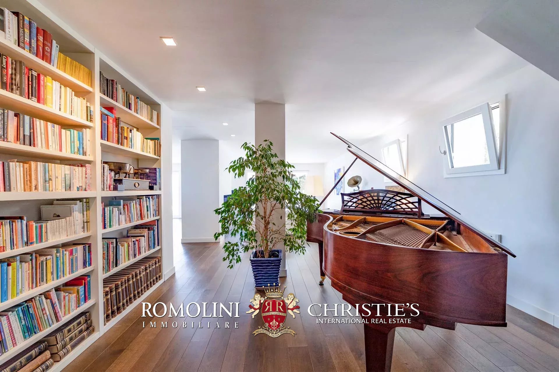 6 Bedroom Villa/Townhouse's Image 36