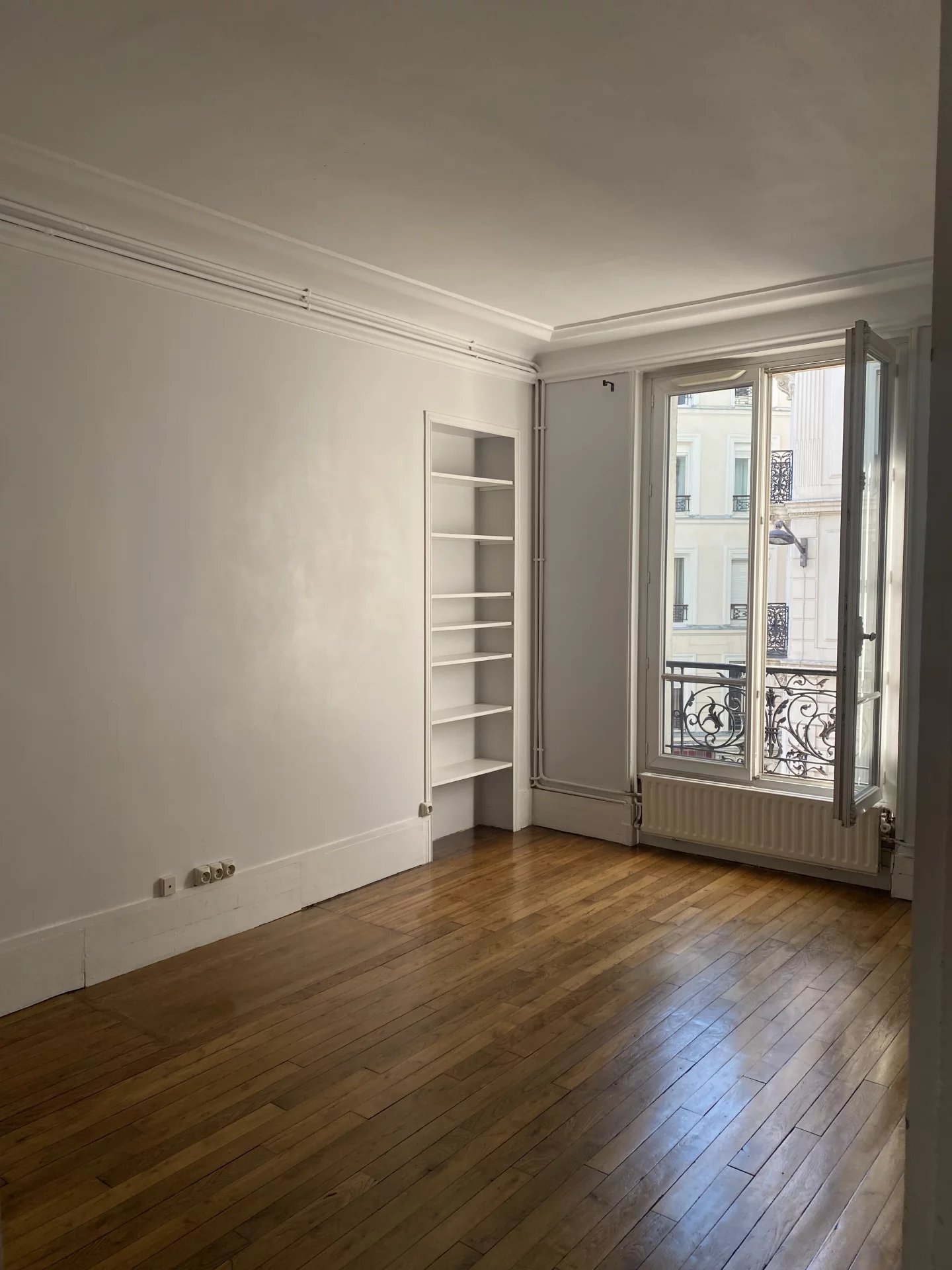 Paris 17e - Épinettes - Charmant 2 pièces lumineux 41 m² - Immeu - Image Array