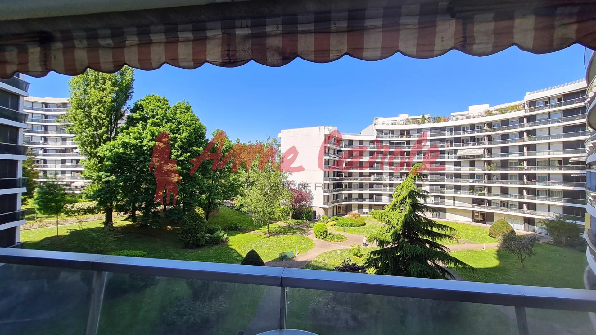 Studio idéalement placé avec balcon cave et parking