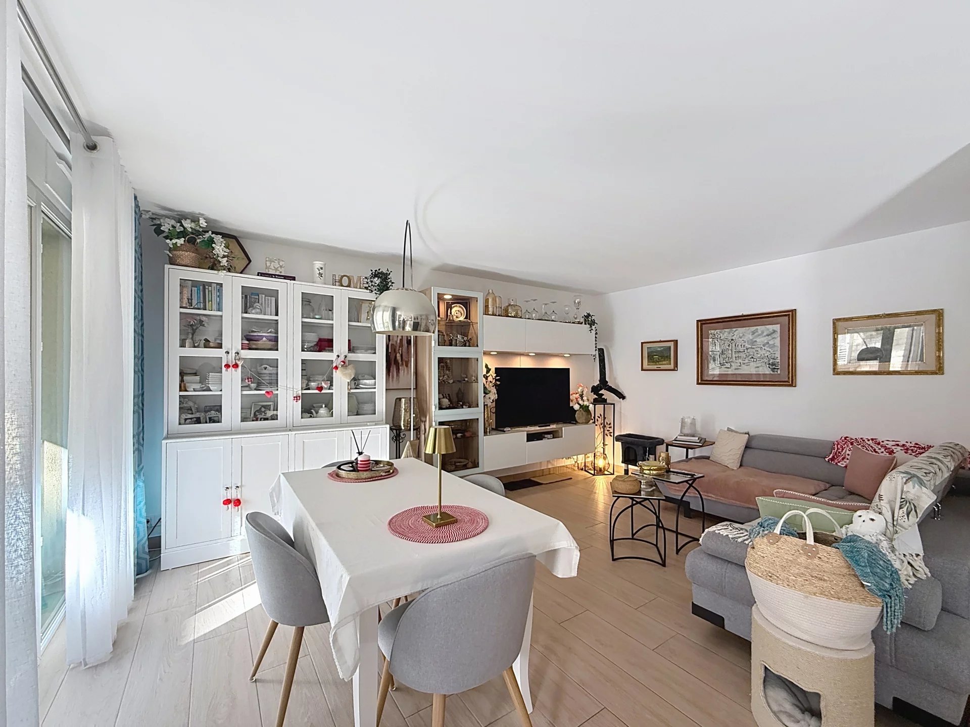 T4, terrasses, garage, lumineux, proche commodités.