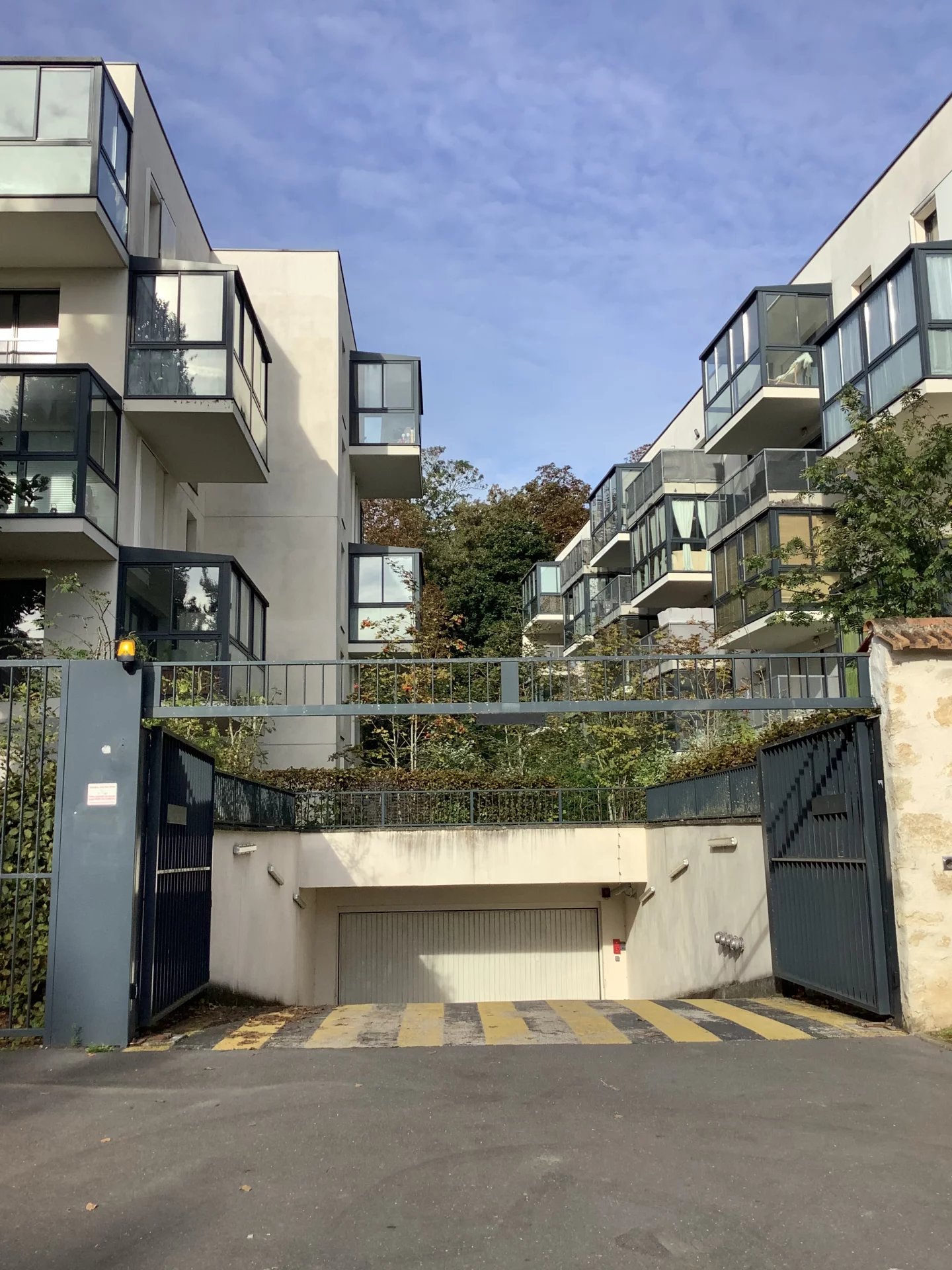 Location Parking Louvres