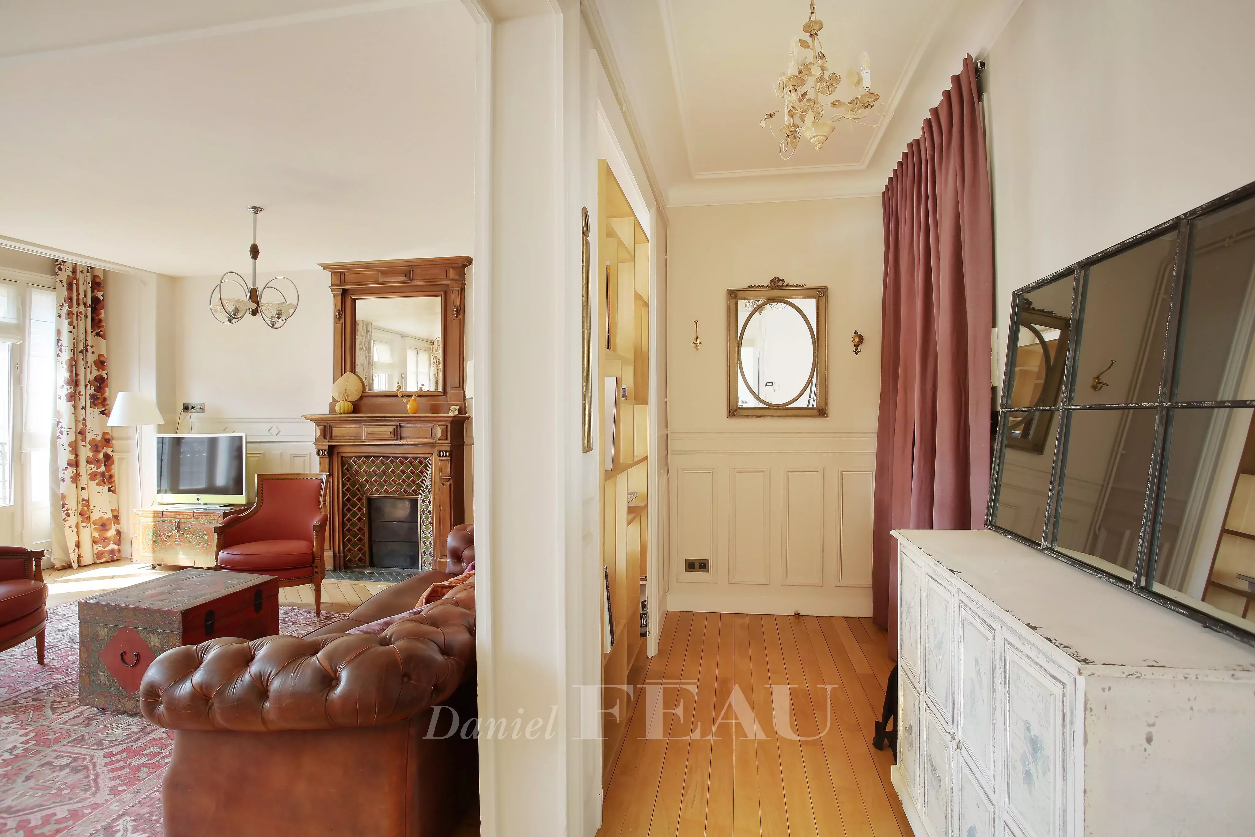 Entrance Wooden floor Fireplace