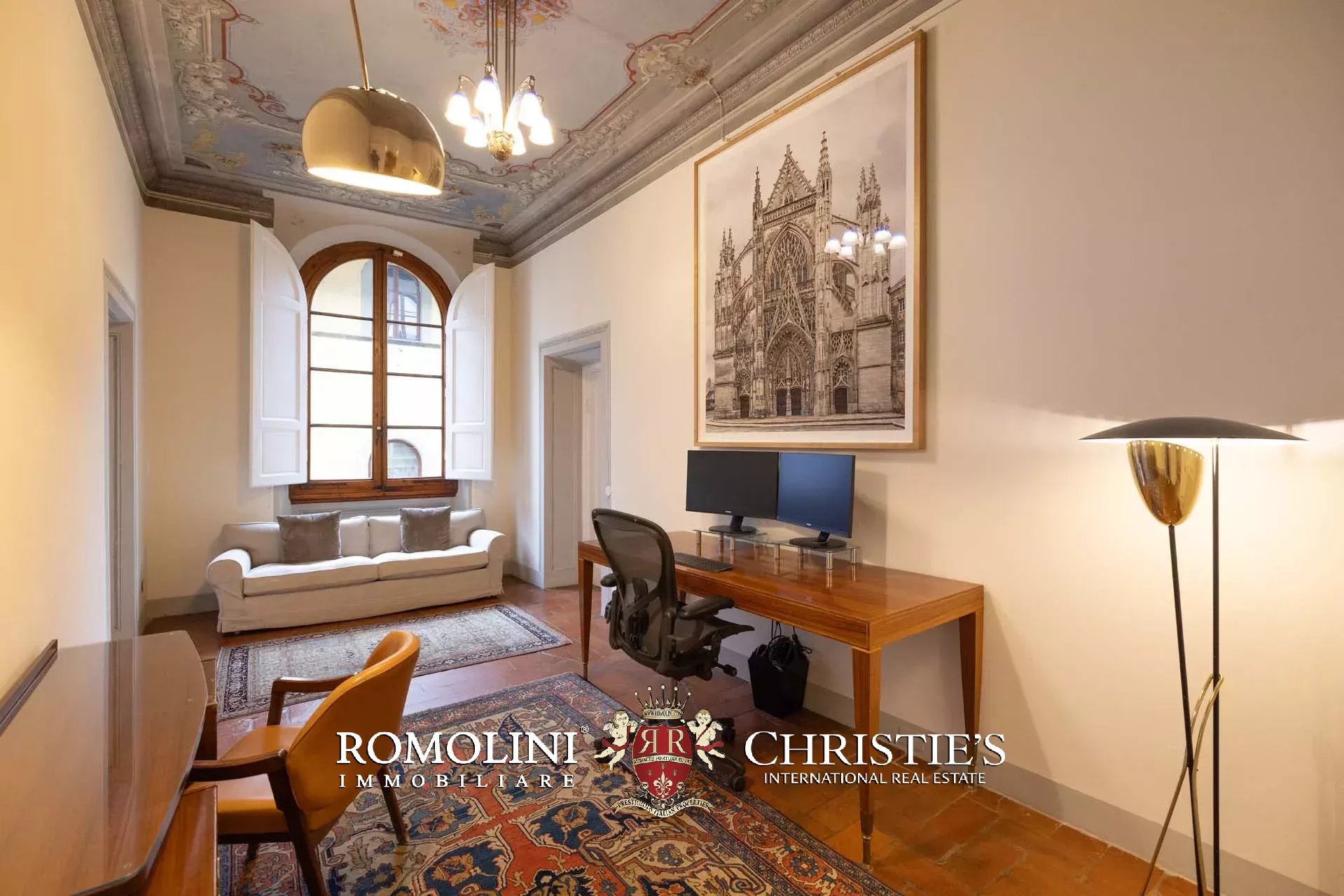 PRACHTVOLLER RESTAURIERTER PALAZZO MIT BLICK AUF DAS HISTORISCHE ZENTRUM VON FLORENZ ZU VERKAUFEN