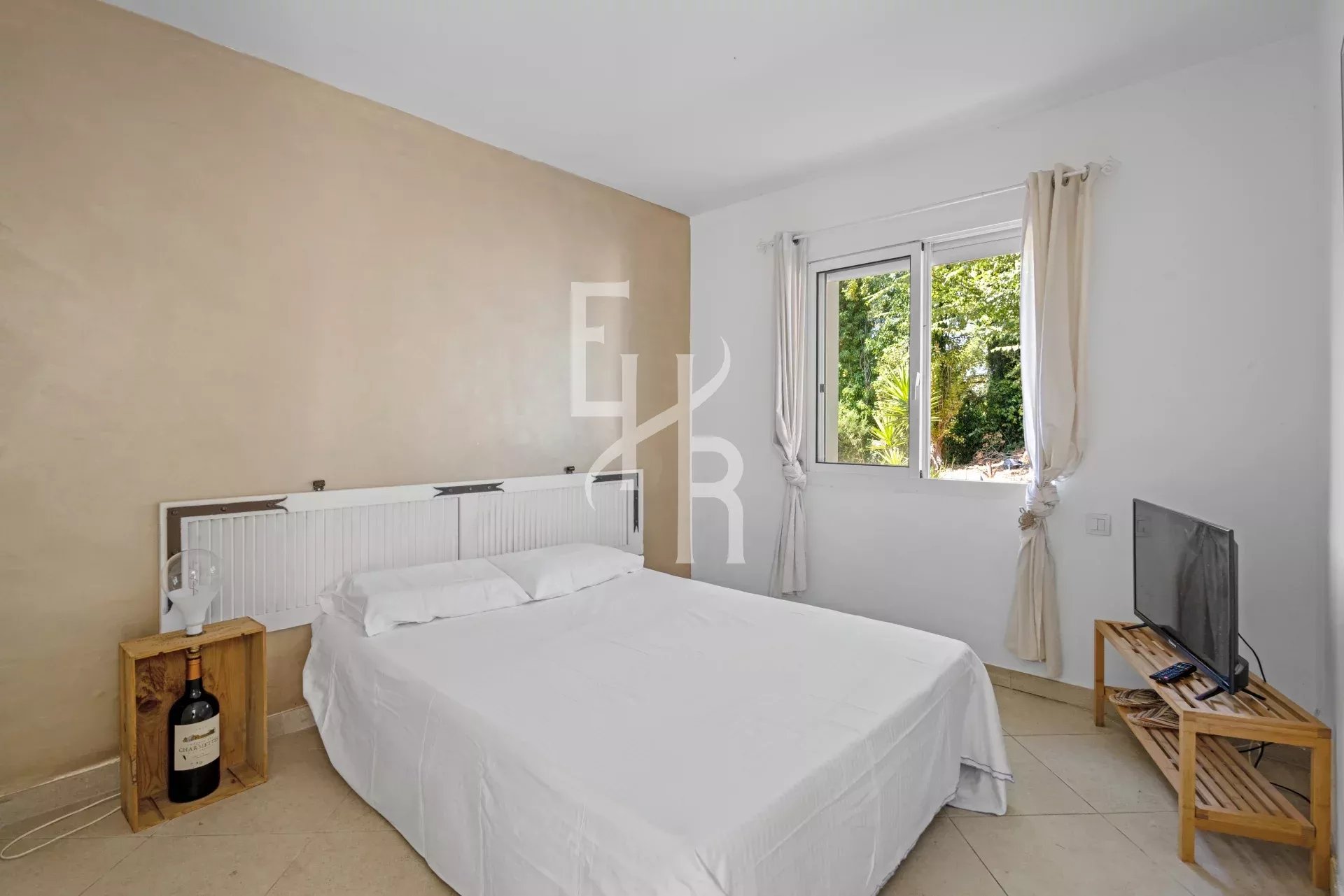 Propriété unique à Mougins — un havre de paix familial avec forêt, pool house et vie de village.