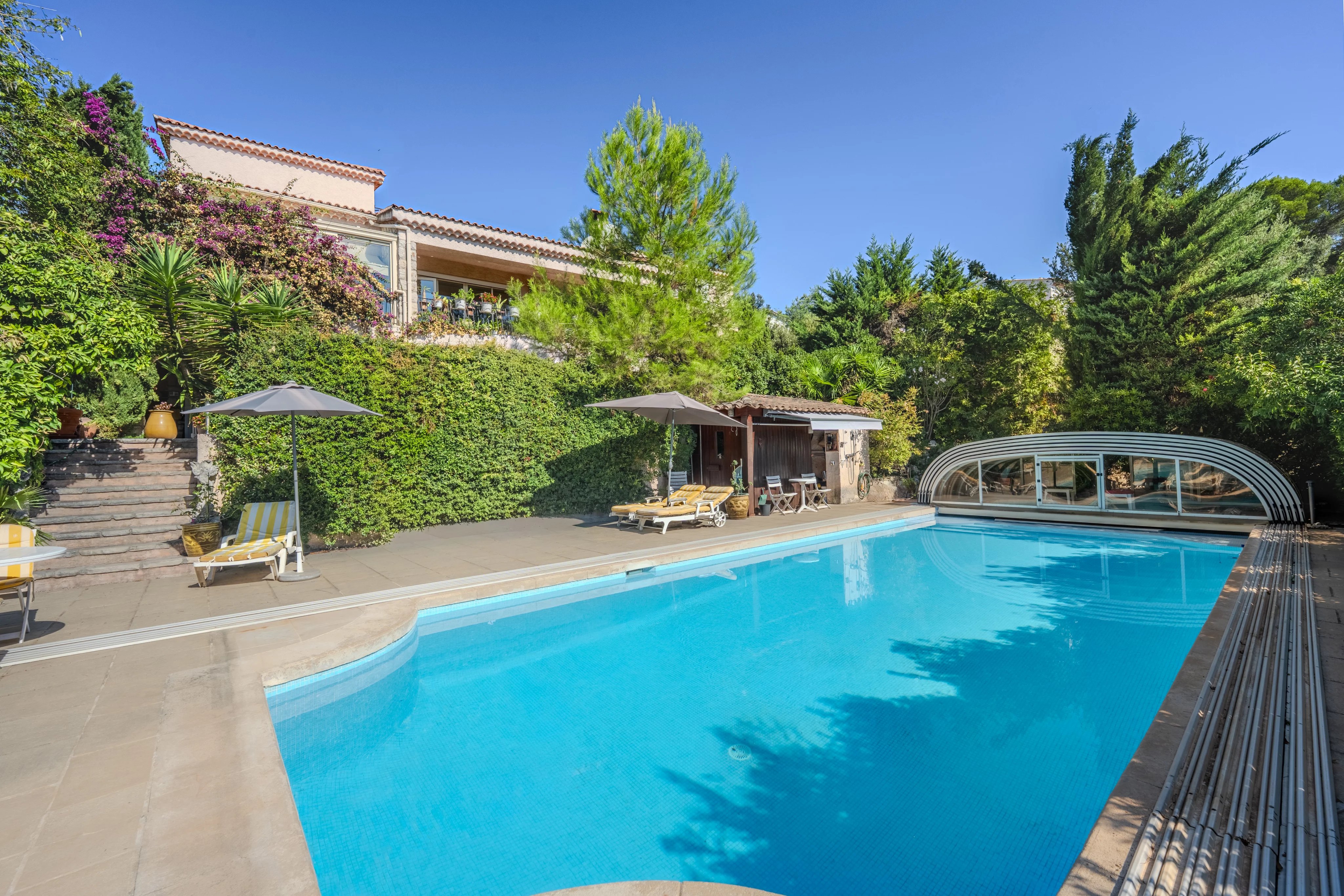 Spacious Provençal villa with a view, heated pool in a private estate - Roquefort-les-Pins