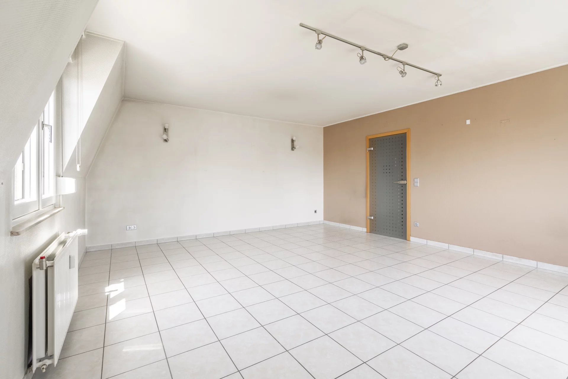 Apartamento luminoso no último andar com garagem privativa