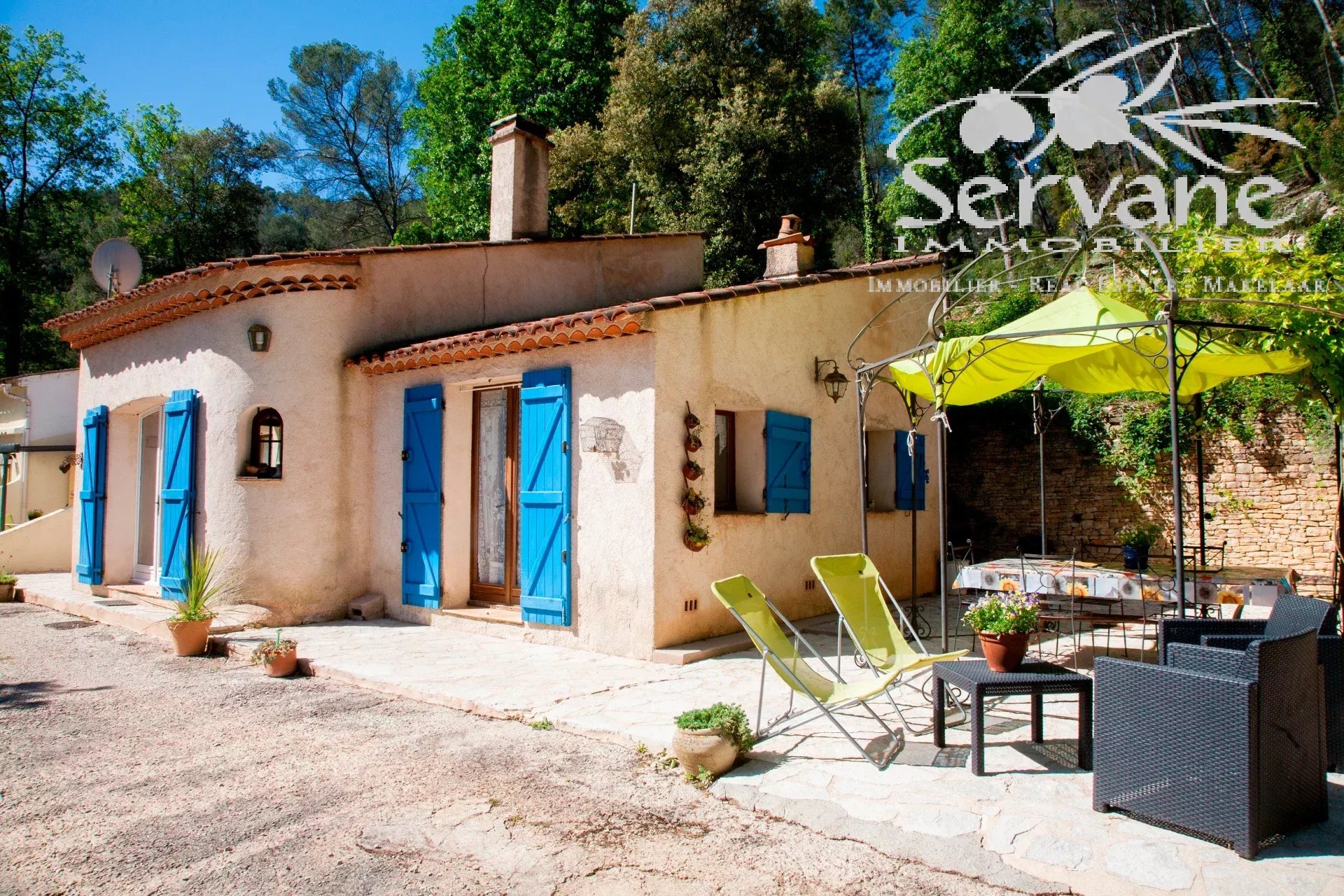 SALERNES Property with strong rental potential: 3 houses and a separate apartment