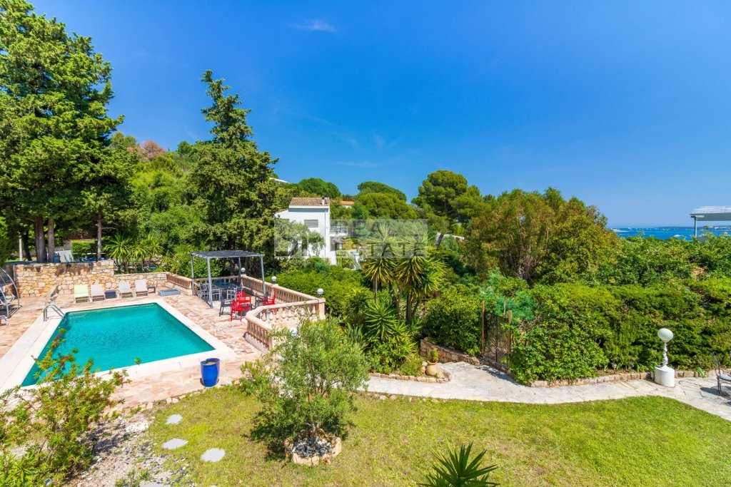 Villa for sale in Cannes — Cannes Croix des Gardes elegant character villa