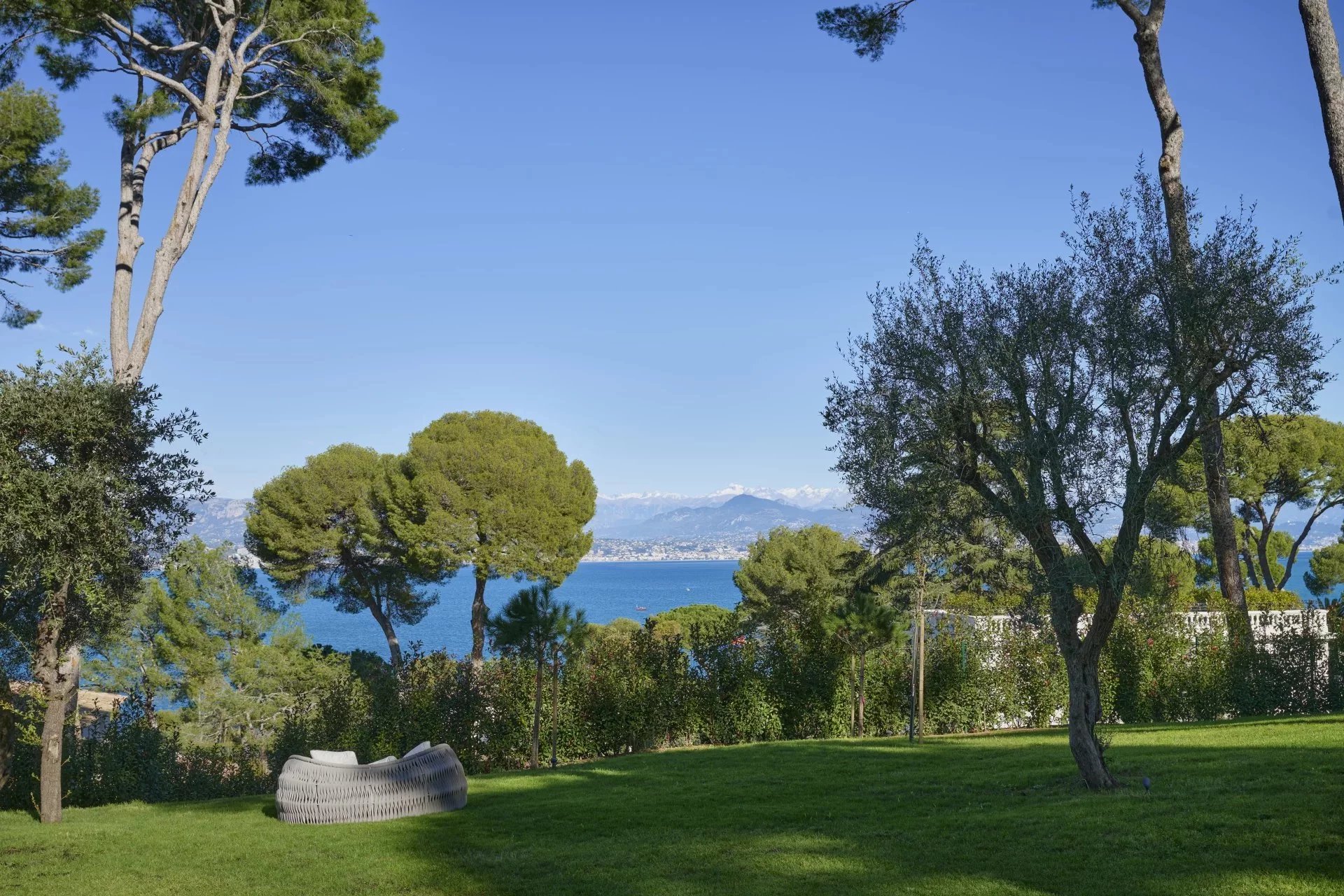 LUXUEUSE VILLA CONTEMPORAINE NEUVE - CAP D'ANTIBES