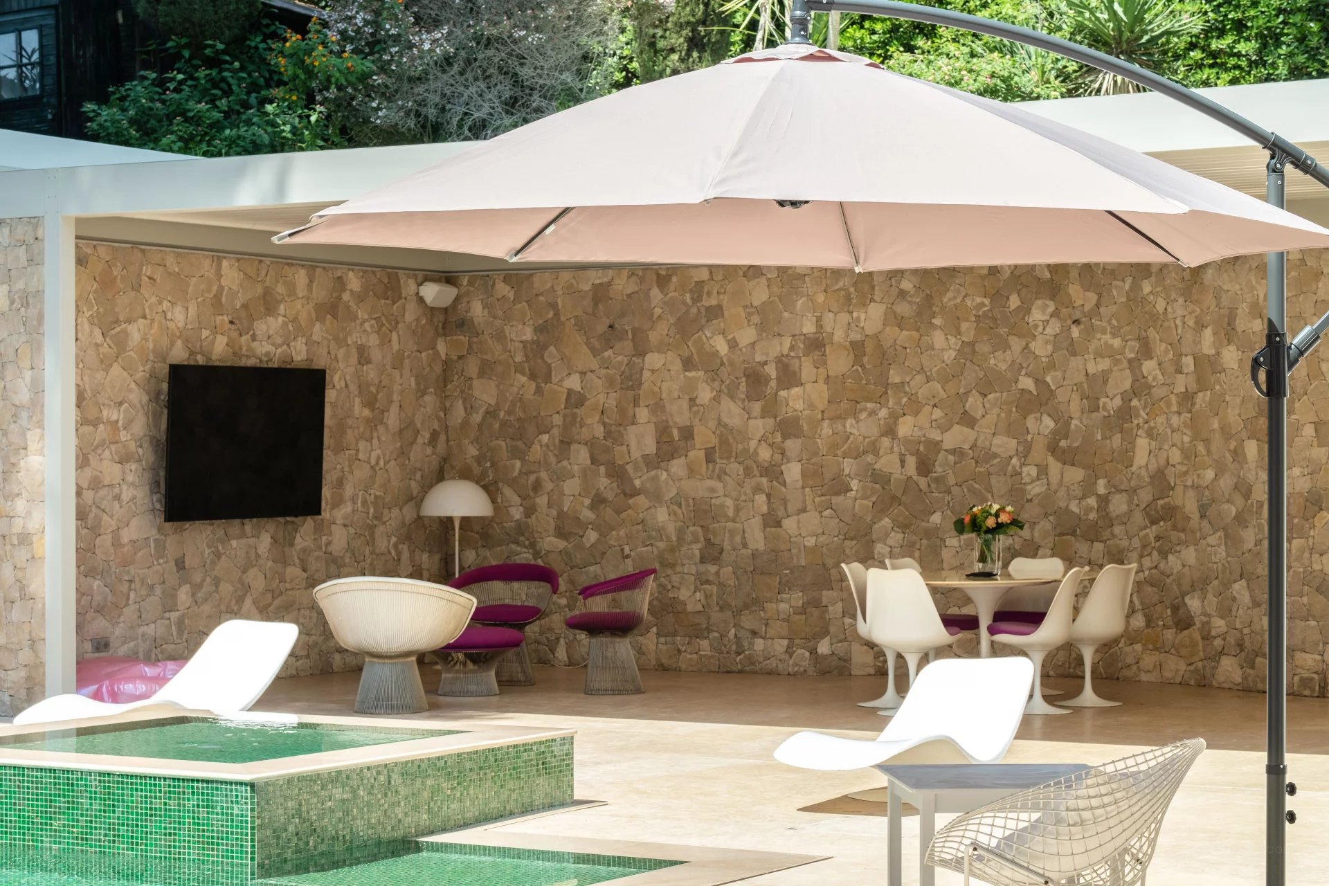 Provencal villa with flat gardens, pool and sea views