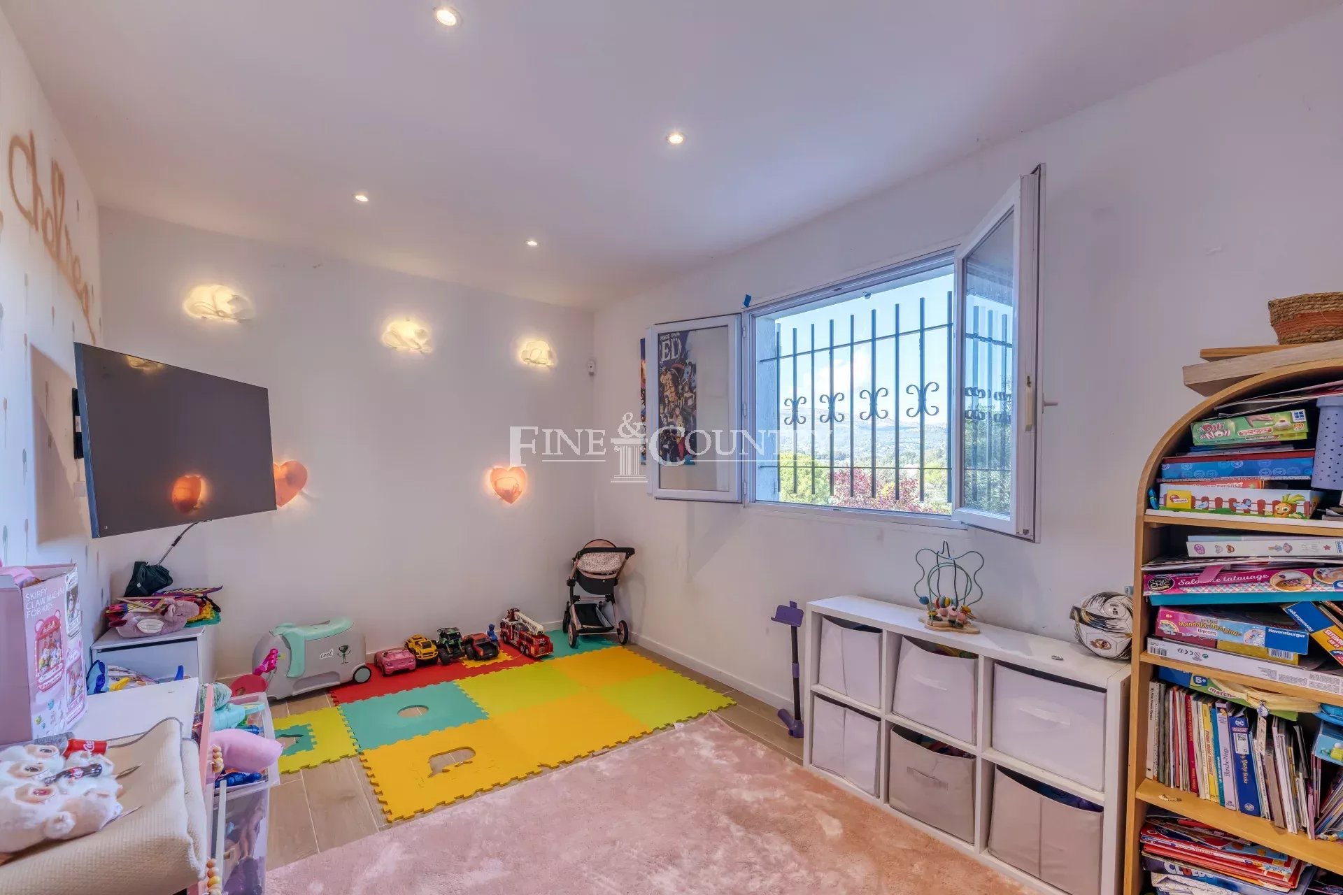 Photo of For sale  Villa in Valbonne - Panoramic view