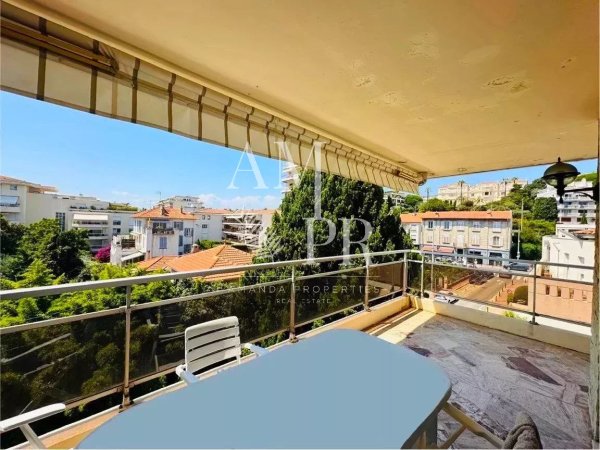 Elegant Family Apartment with Terrace in Cannes Basse Californie — photo 2