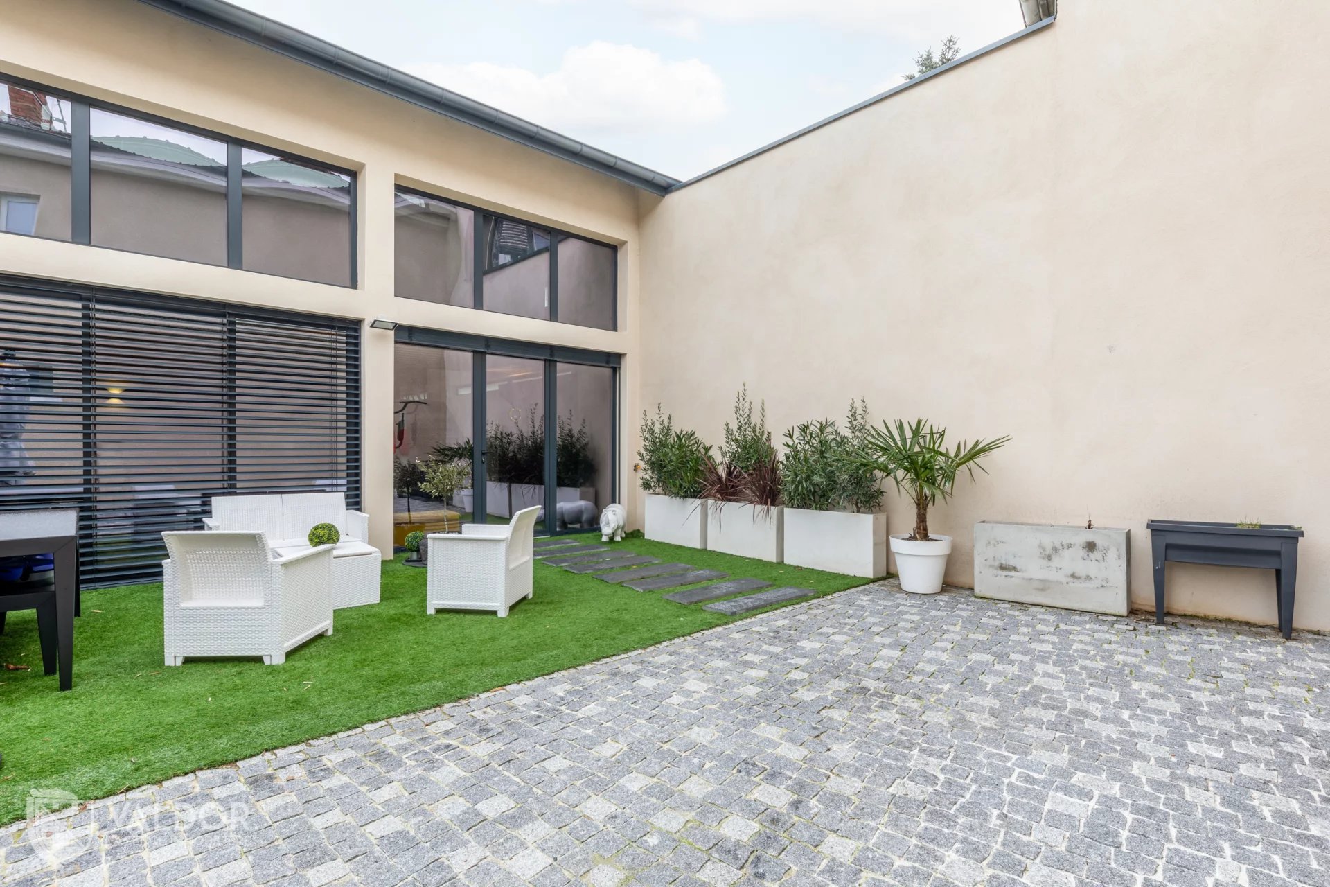 Maison contemporaine avec cour de centre-ville