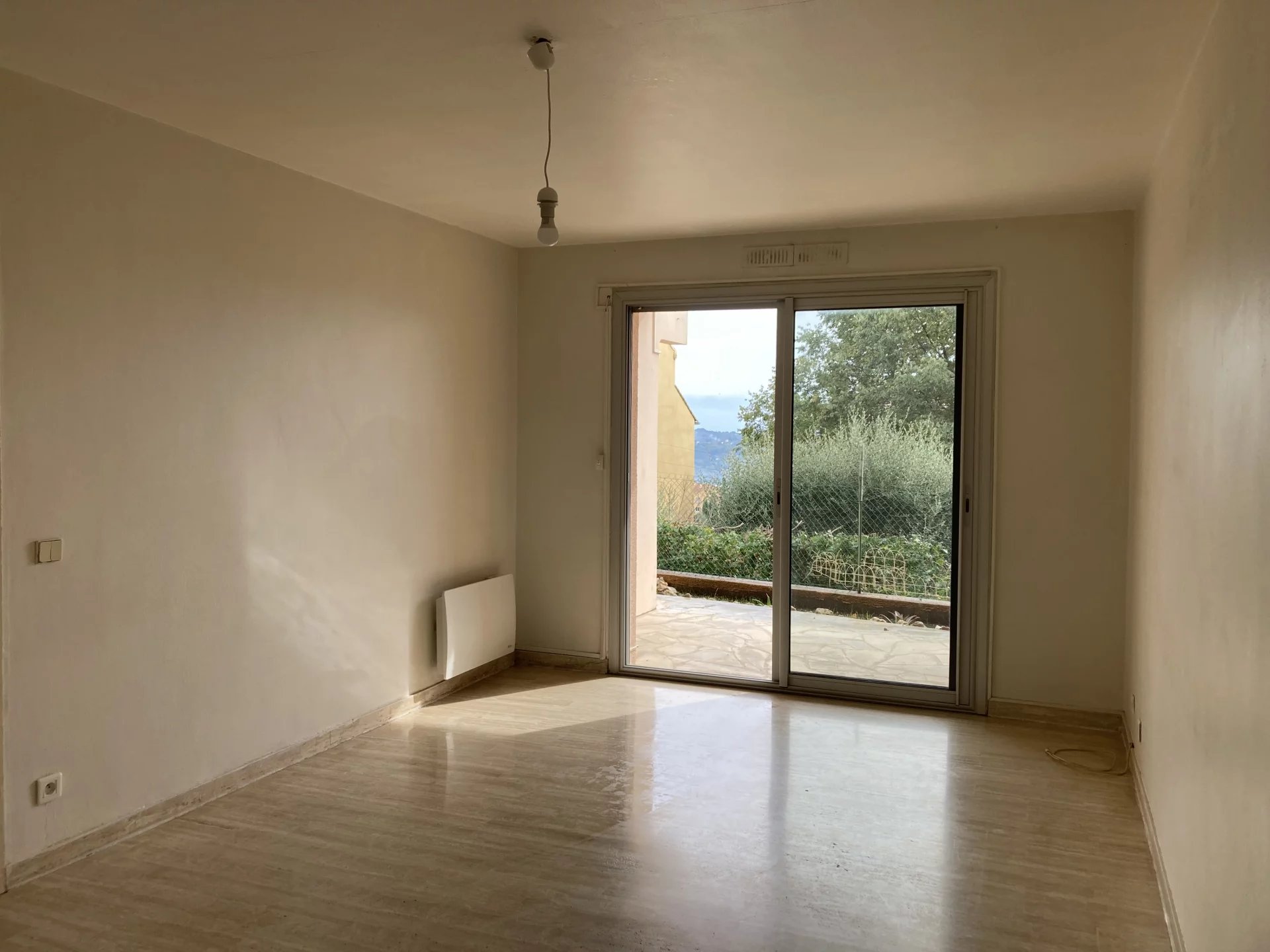 Grasse : dans petit immeuble proche toutes commodités à pieds2 pièces en rez de chaussée composé d'un ...