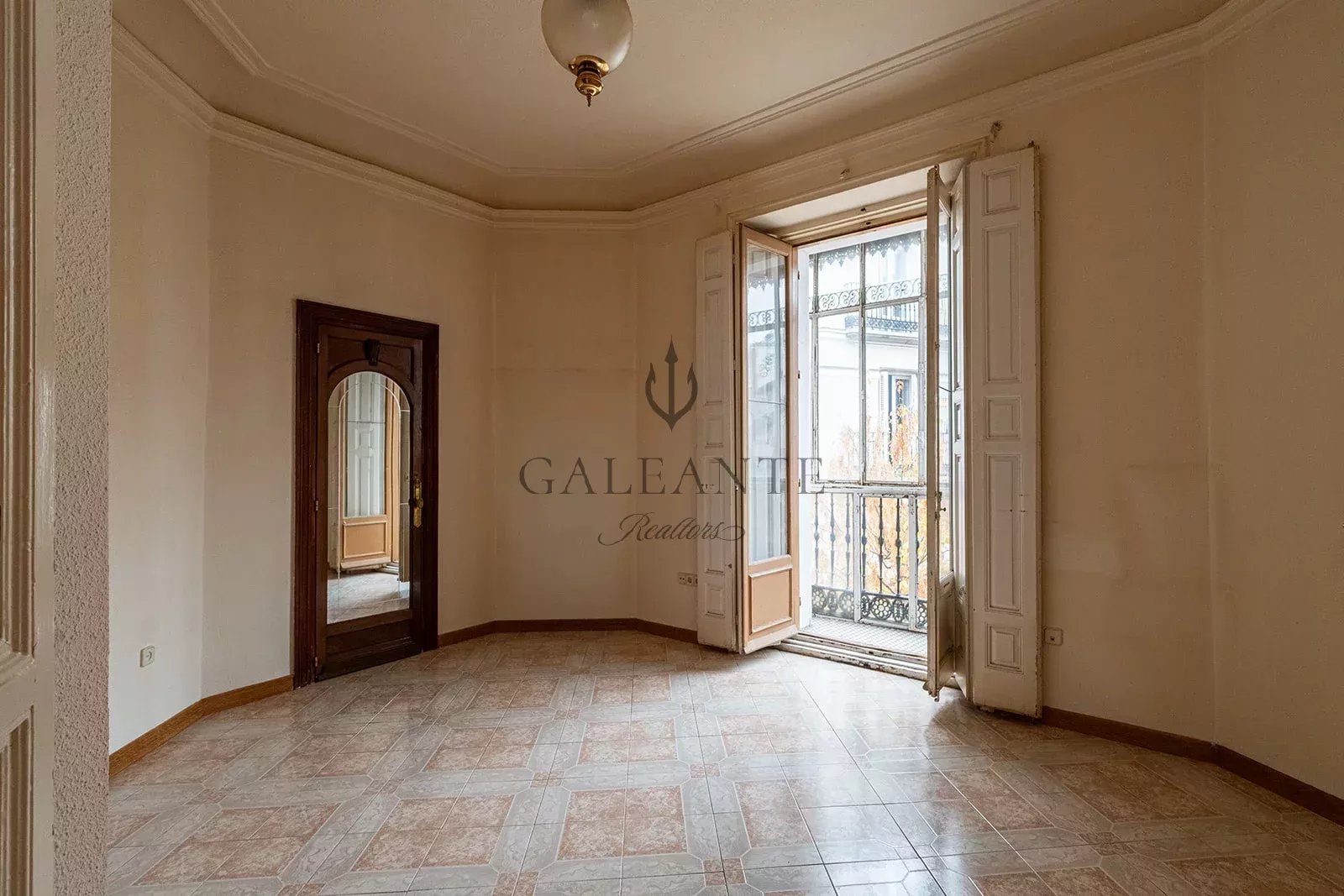 CORNER GEM WITH 7 BALCONIES: 220 M² SEGREGABLE APARTMENT ON CALLE DESENGAÑO - Image 1