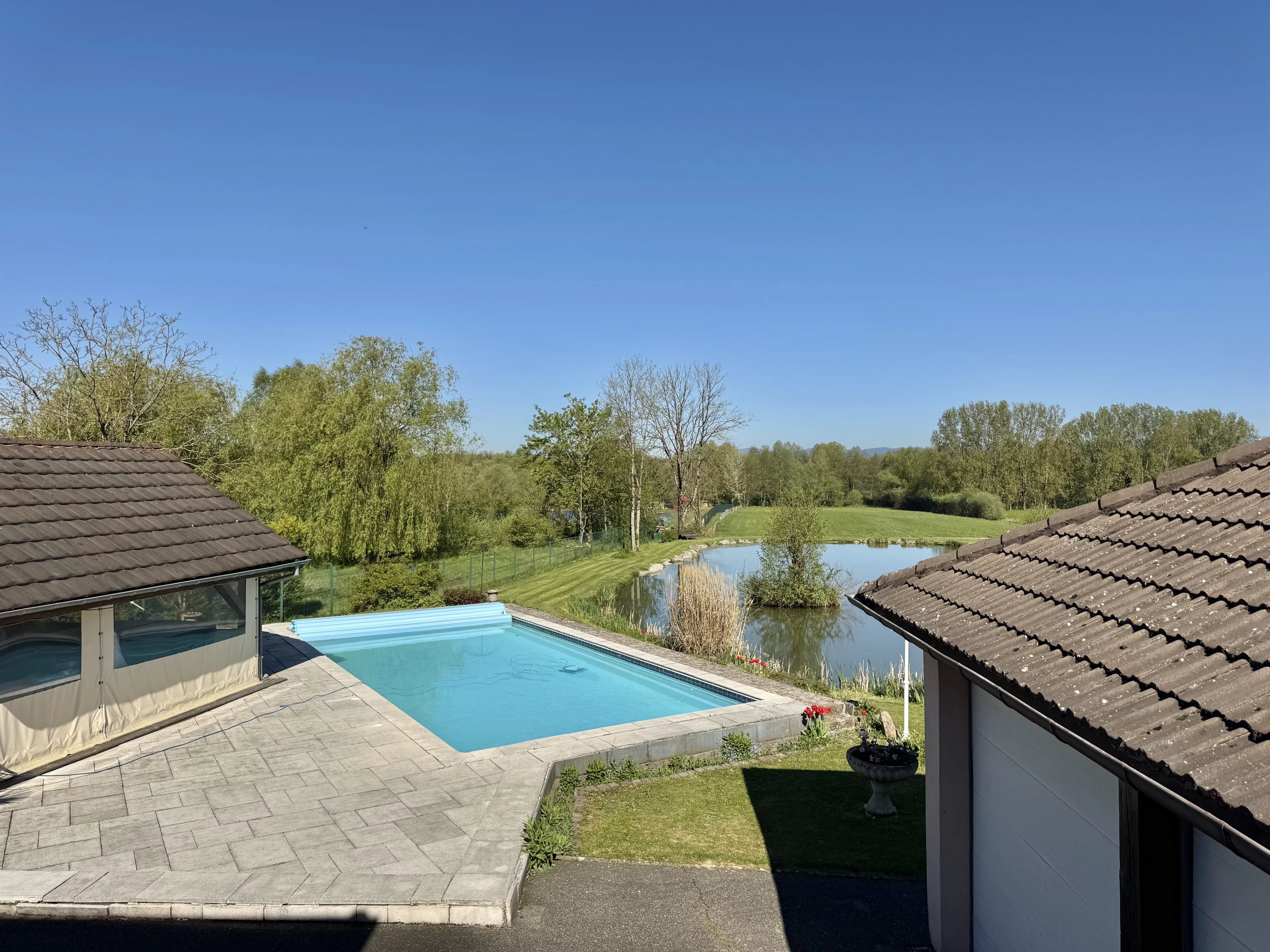 MONTREUX-JEUNE - Maison plain pied avec étang et piscine — photo 9